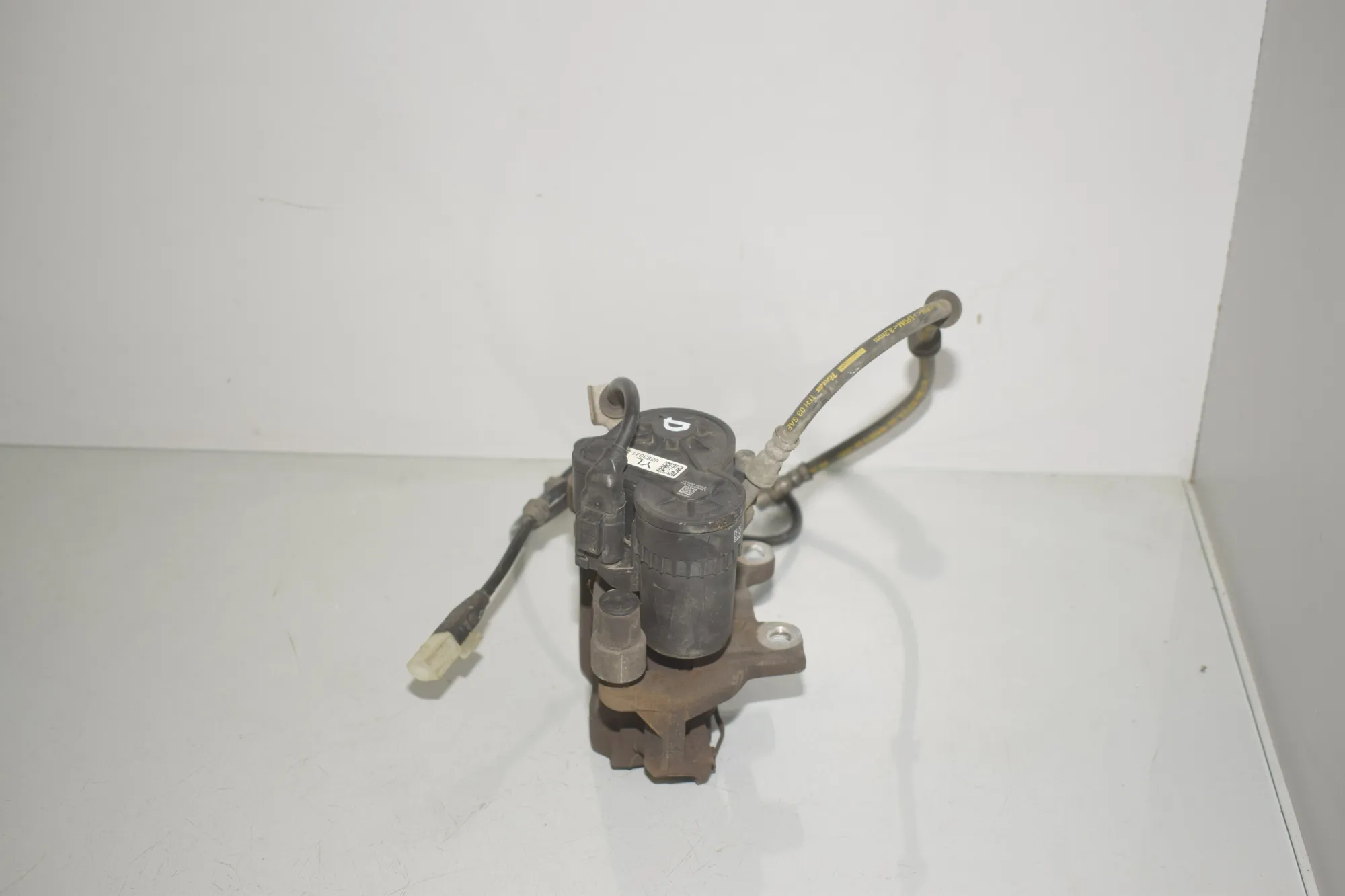 Rear Left Brake Caliper – OEM 6883031 · BMW 2 Active Tourer (F45) 225 xe 2018 – 2
