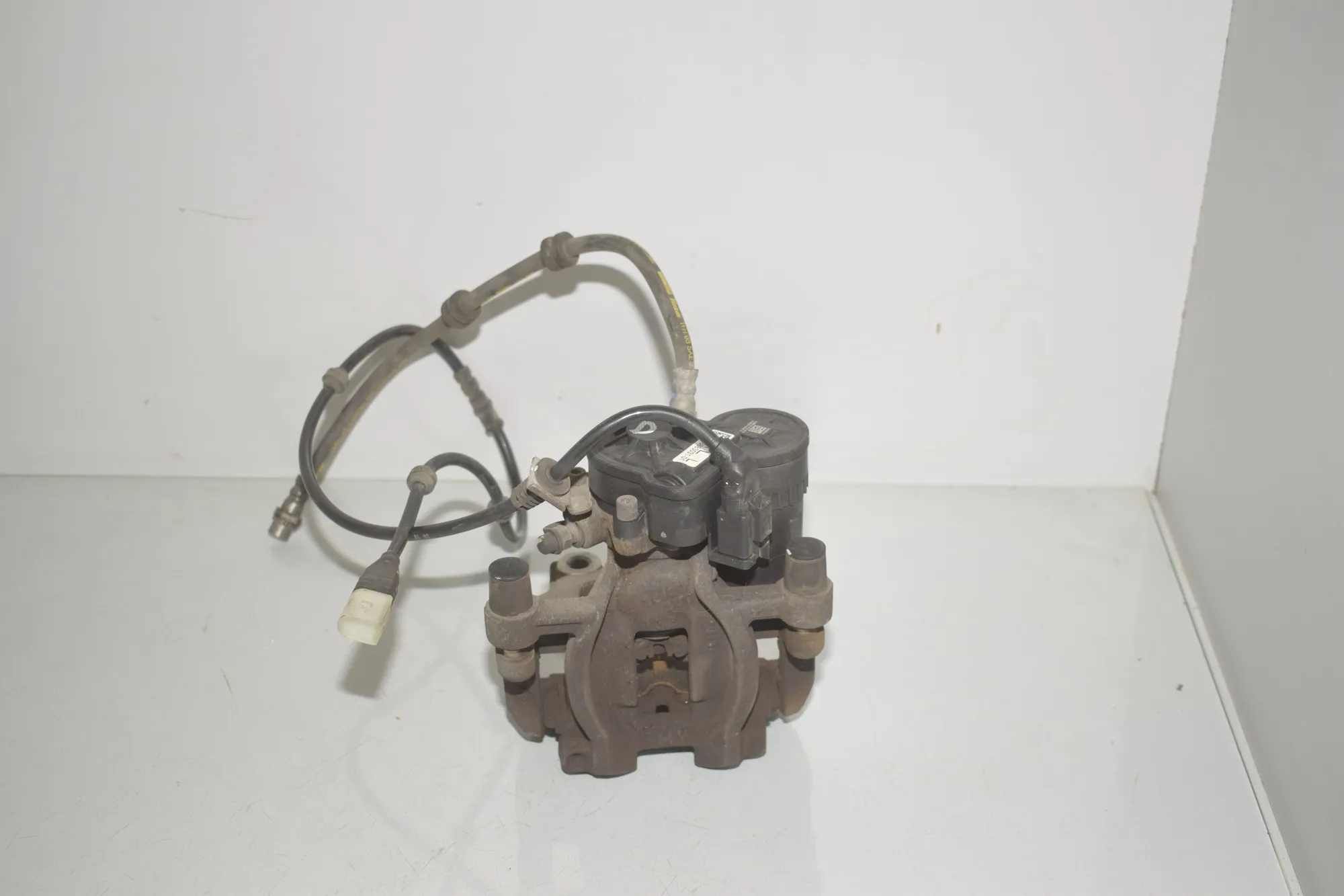 Rear Left Brake Caliper – OEM 6883031 · BMW 2 Active Tourer (F45) 225 xe 2018
