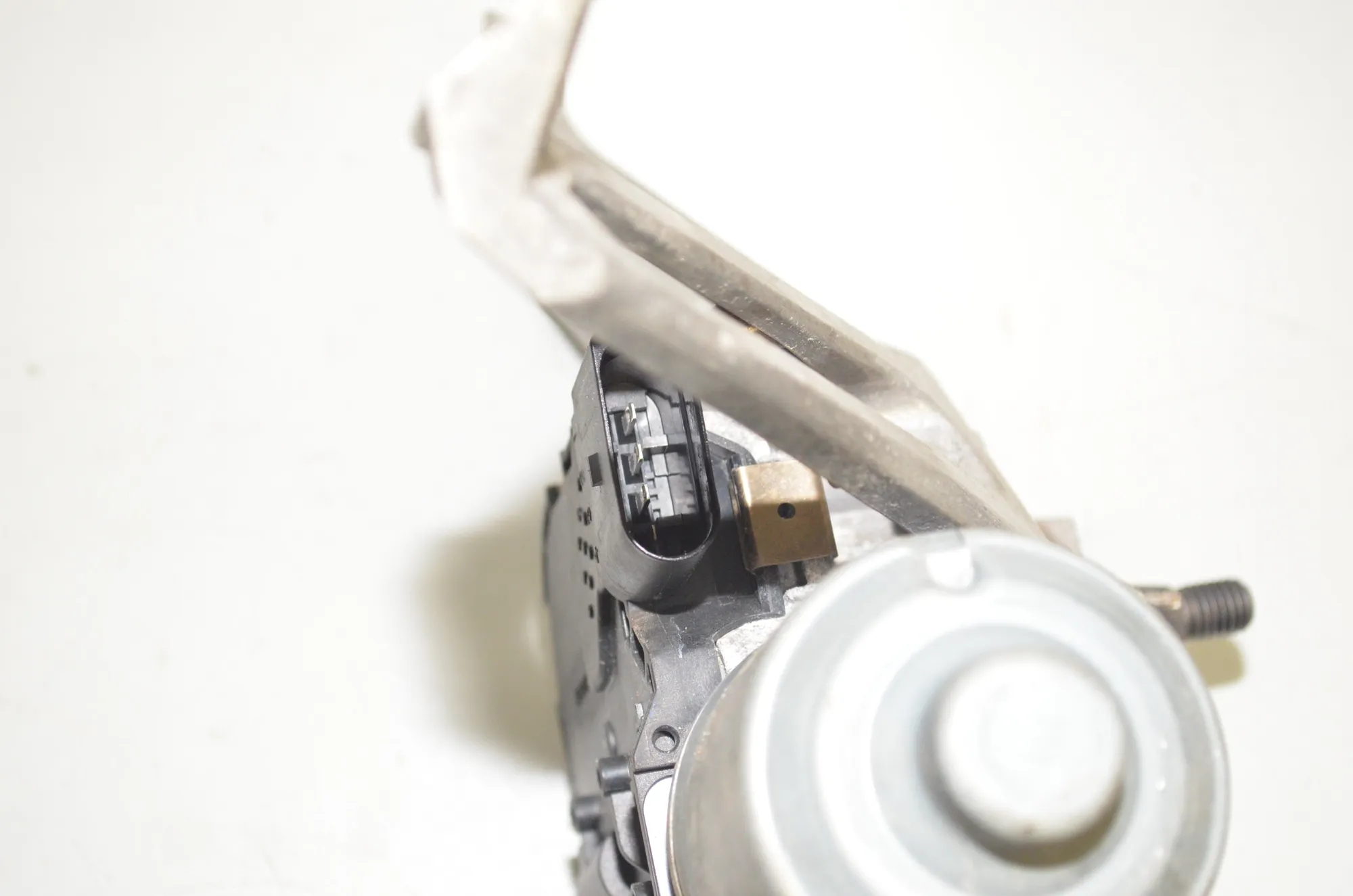 Front Windshield Wiper Mechanism – OEM 7359449 · BMW i3 (I01) Electric 2019 – 4