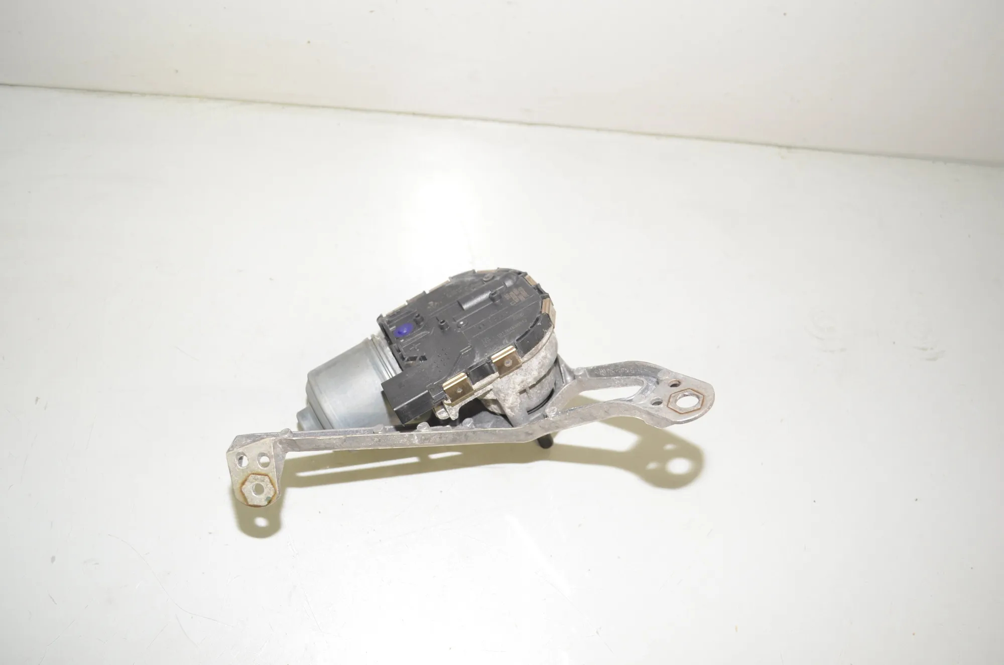 Front Windshield Wiper Mechanism – OEM 7359449 · BMW i3 (I01) Electric 2019 – 2