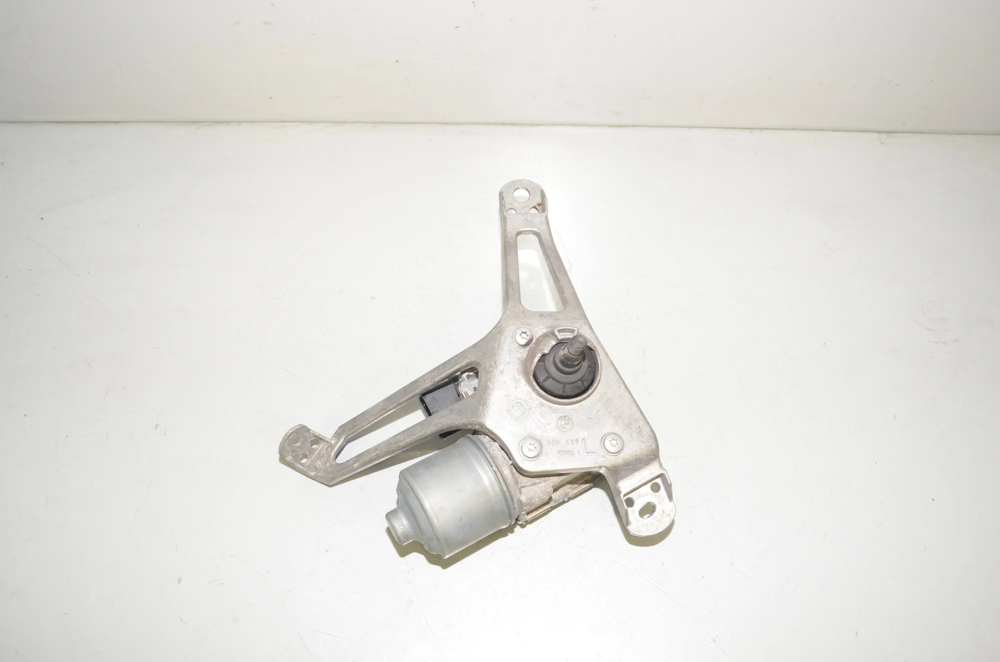 Front Windshield Wiper Mechanism – OEM 7359449 · BMW i3 (I01) Electric 2019 – 3