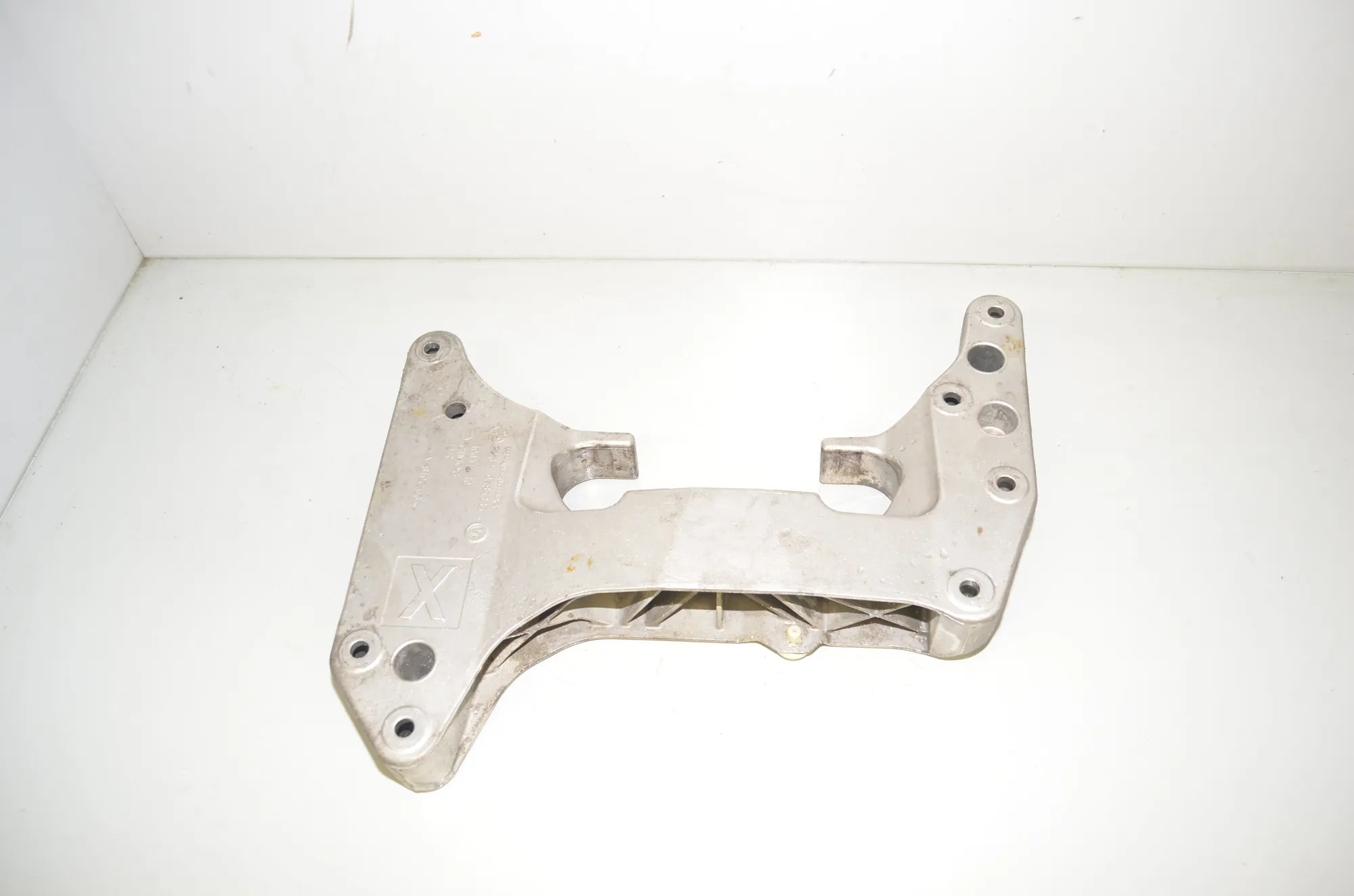 Gearbox Mount Bracket – OEM 9485335 · BMW 5 (G30) (2016 - -) 530 e iPerformance 2019 – 2
