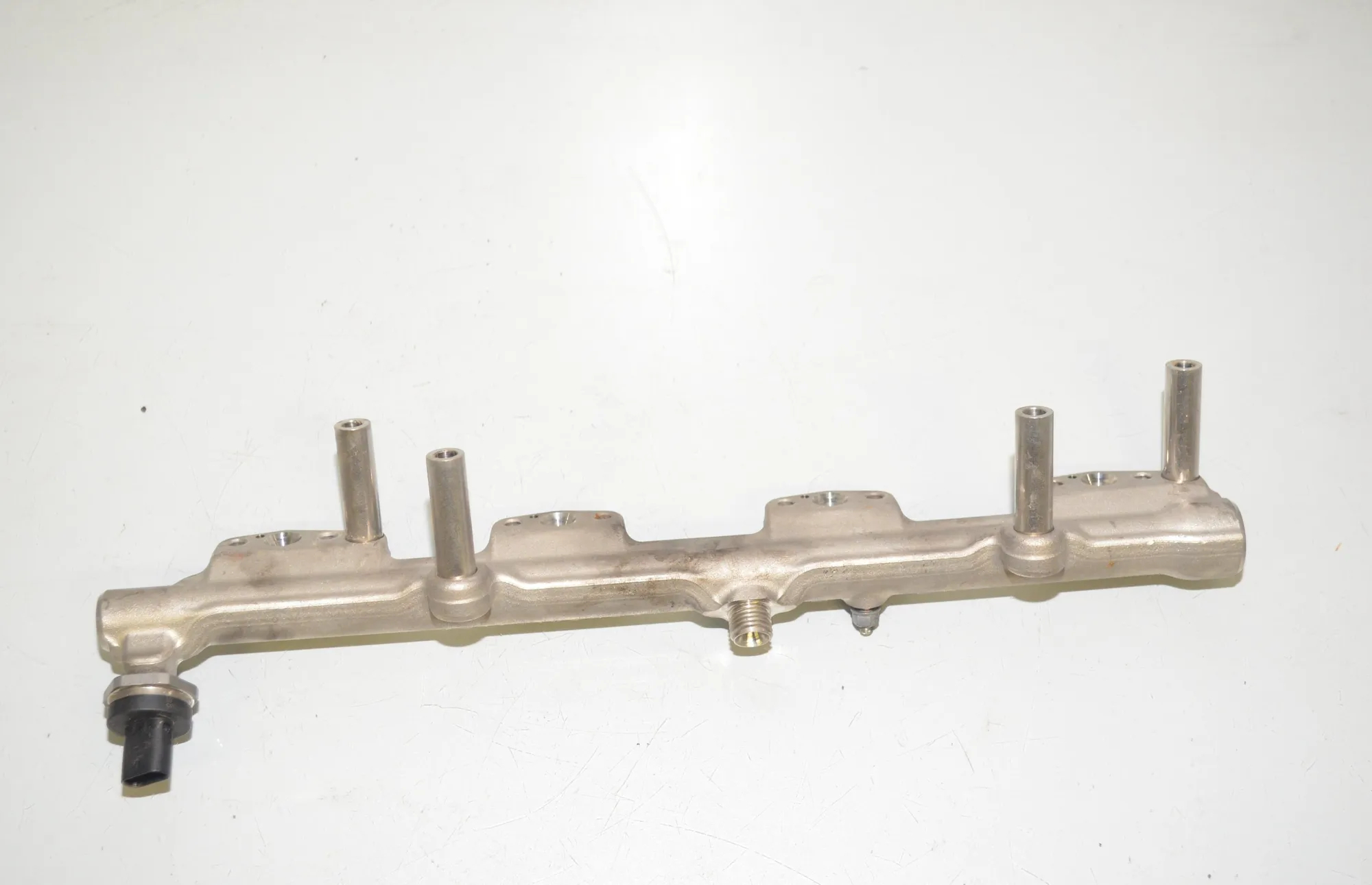 Fuel Rail – OEM 8694198 · BMW 5 (G30) (2016 - -) 530 e iPerformance 2019 – 2
