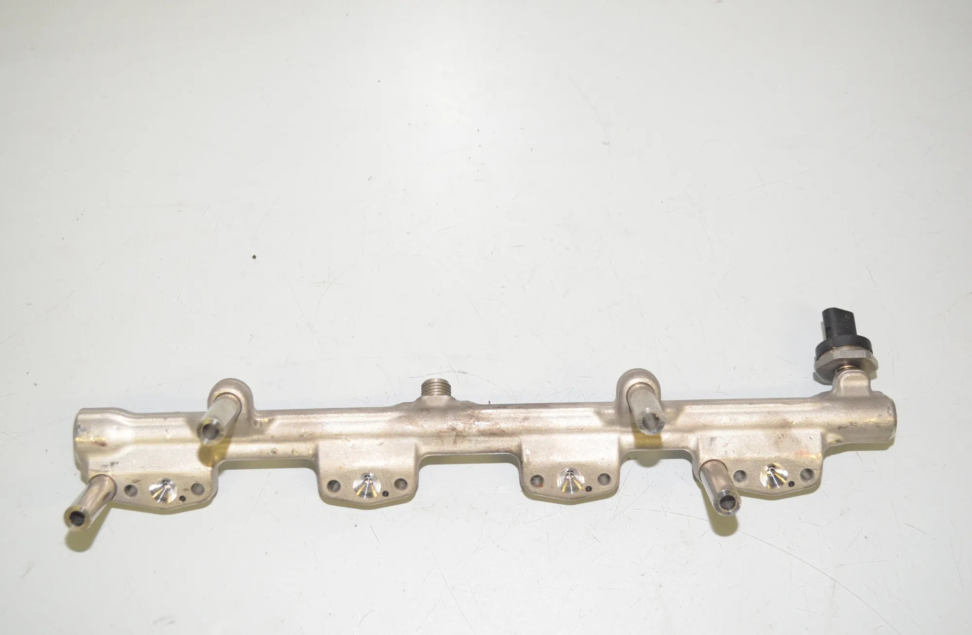 Fuel Rail – OEM 8694198 · BMW 5 (G30) (2016 - -) 530 e iPerformance 2019