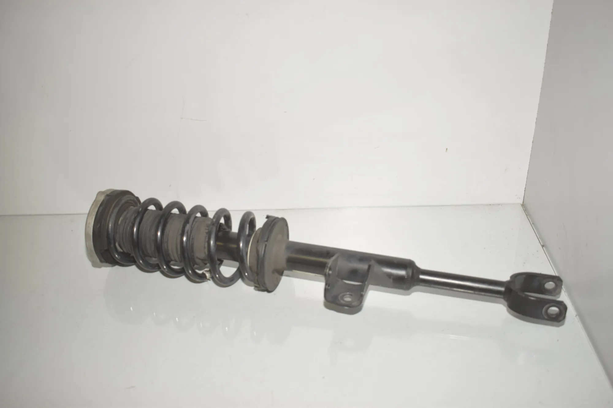 Front Left Shock Absorber – OEM 6866605 · BMW 5 (G30) (2016 - -) 530 e iPerformance 2019 – 3