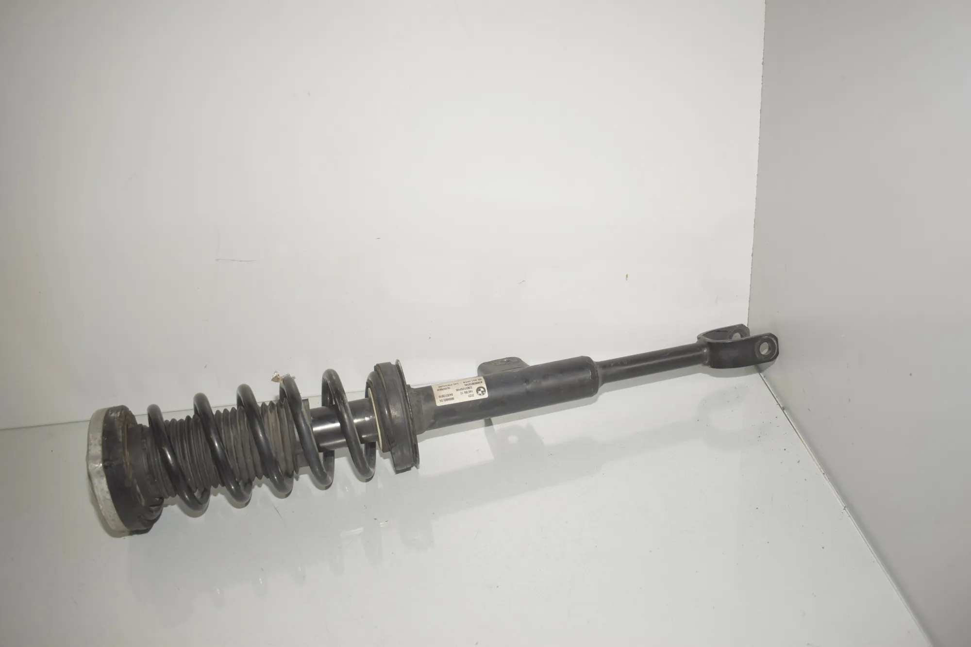 Front Left Shock Absorber – OEM 6866605 · BMW 5 (G30) (2016 - -) 530 e iPerformance 2019 – 4