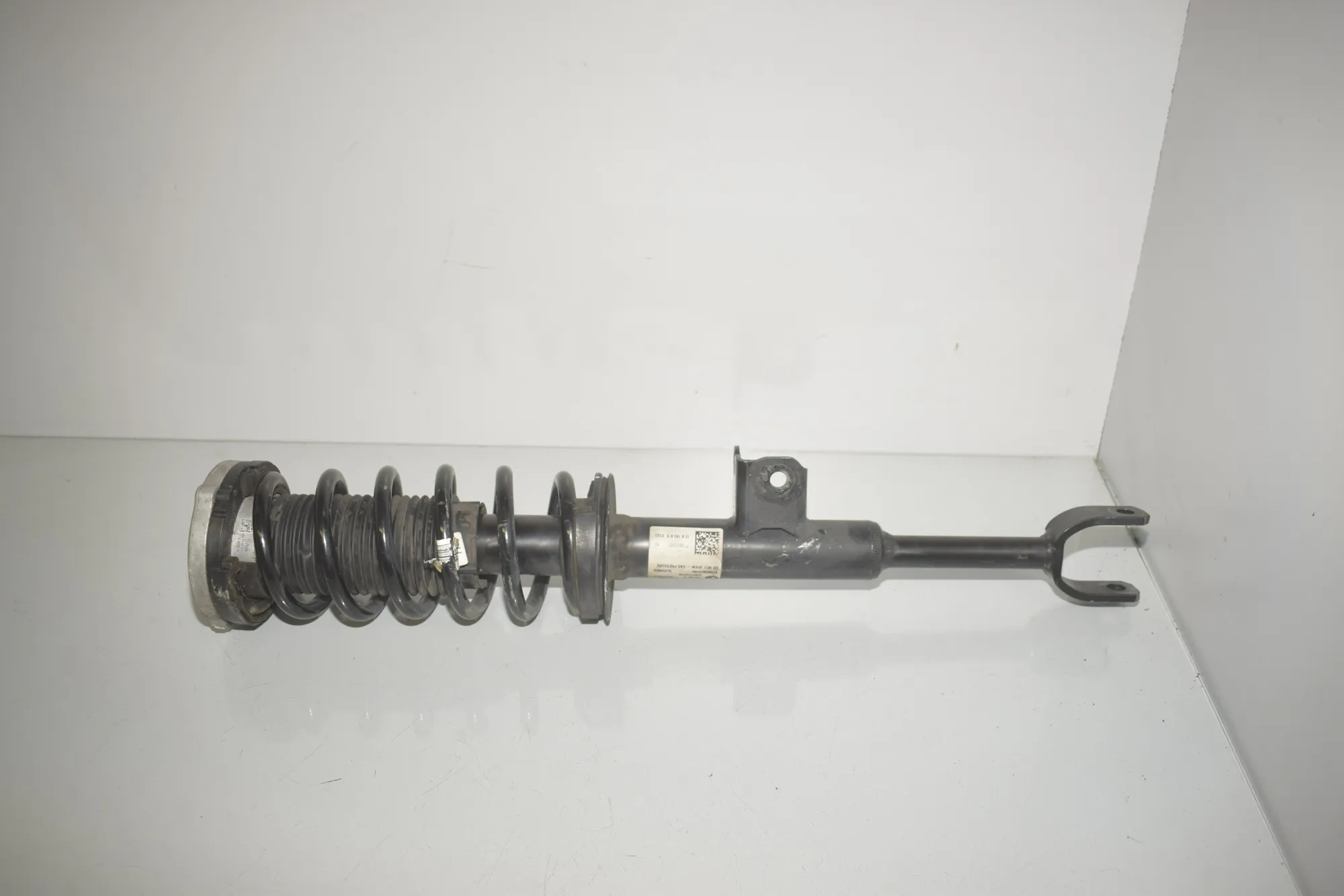 Front Left Shock Absorber – OEM 6866605 · BMW 5 (G30) (2016 - -) 530 e iPerformance 2019 – 2