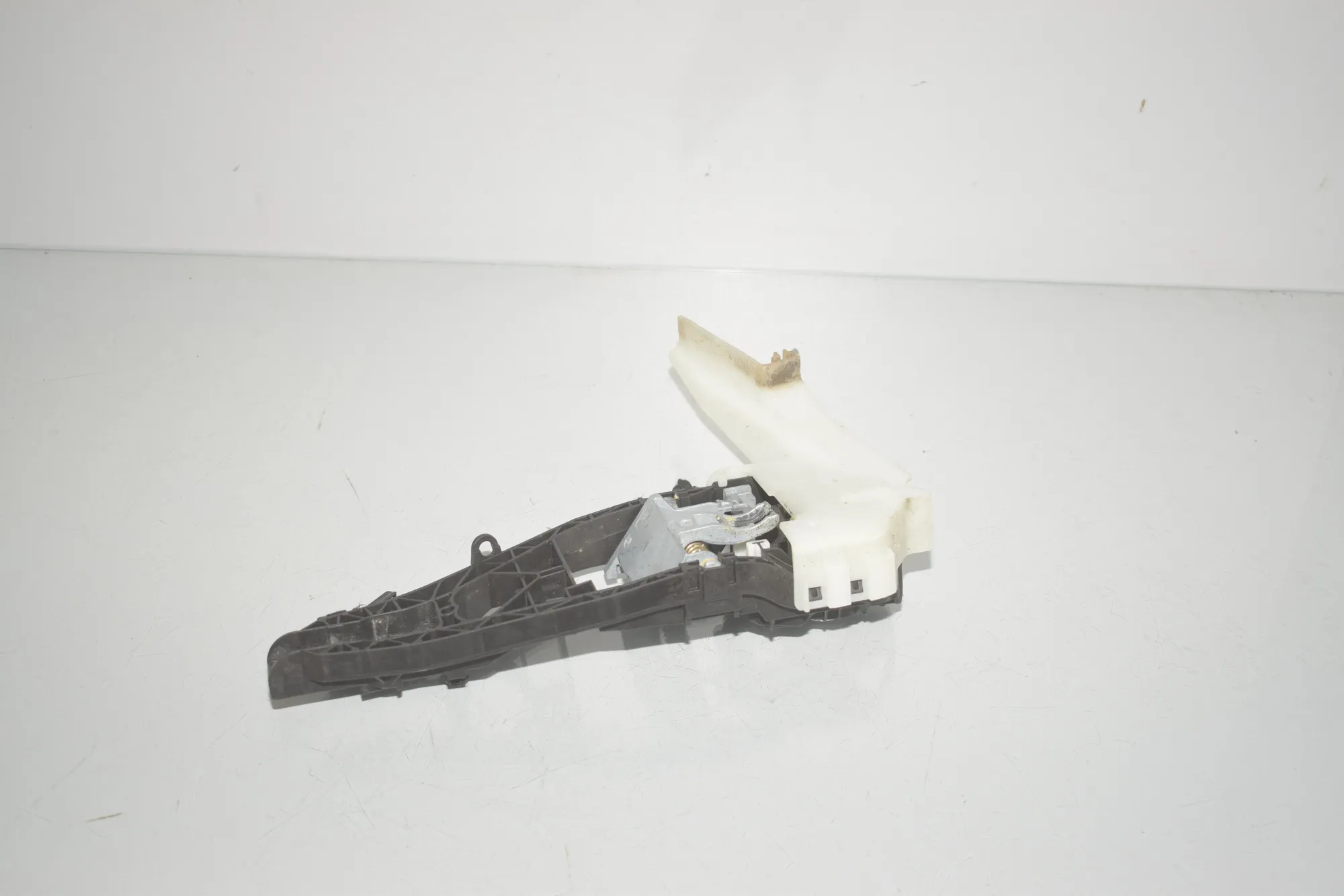 Front Left Door Interior Handle Frame – OEM 7401211 · BMW X1 (F48) xDrive 25 i 2020 – 4