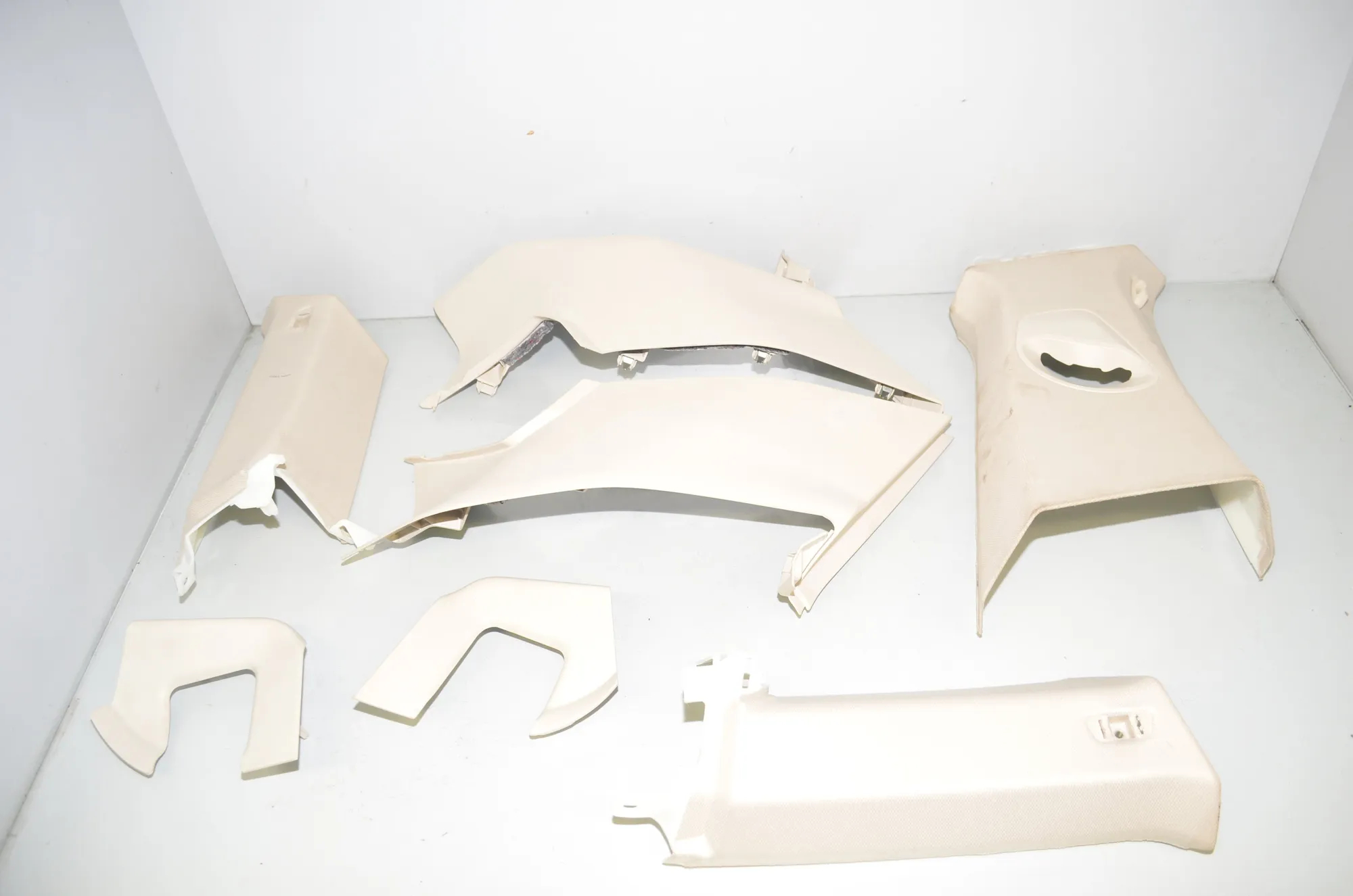 Interior Side Pillars Trim Kit – OEM 7951734 · BMW iX (I20) (2021 - -) xDrive 40 2021