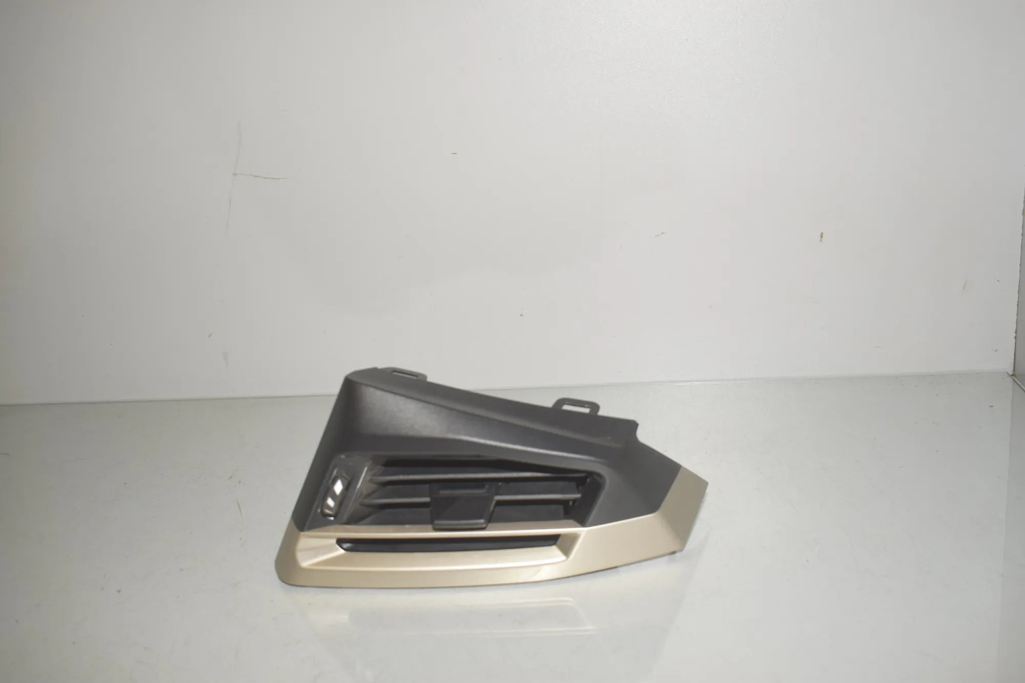 Dashboard Air Vents – OEM 9490657 · BMW iX (I20) (2021 - -) xDrive 40 2021 – 2