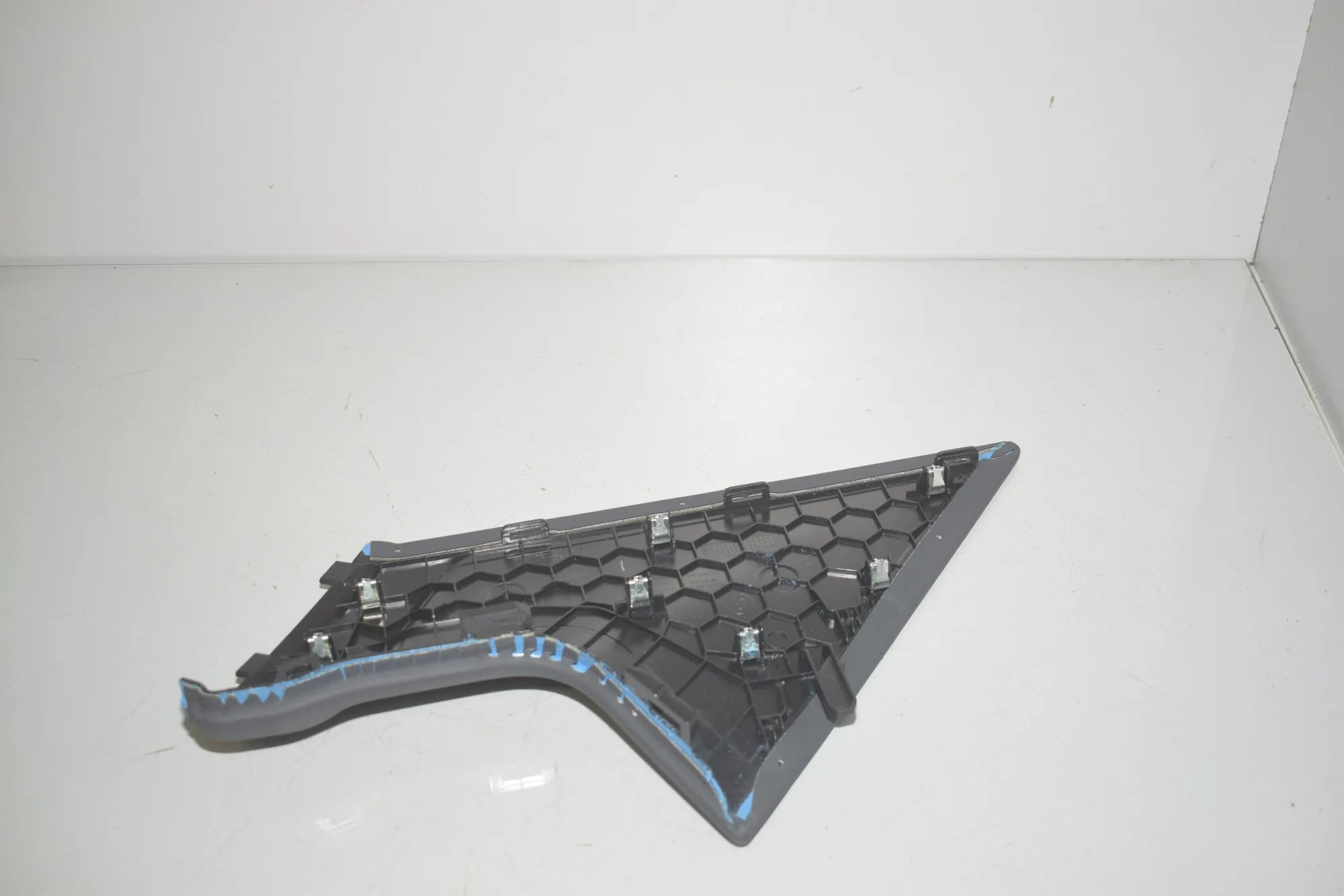 Center Console Trim – OEM 9490617 · BMW iX (I20) (2021 - -) xDrive 40 2021 – 4
