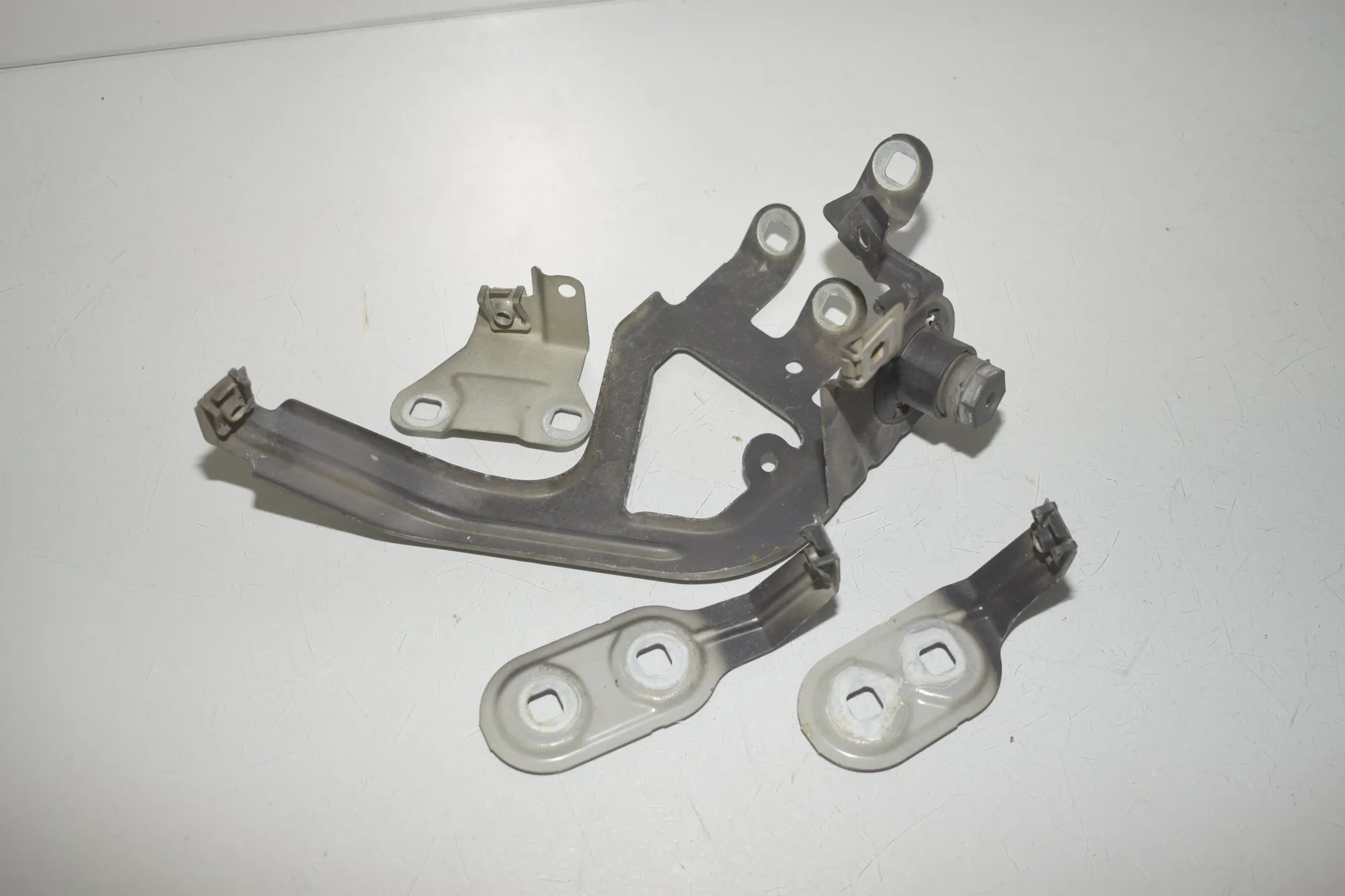 Front Left Fender Holder – OEM 7207209 · BMW 5 Touring (F11) 530 d 2011 – 2
