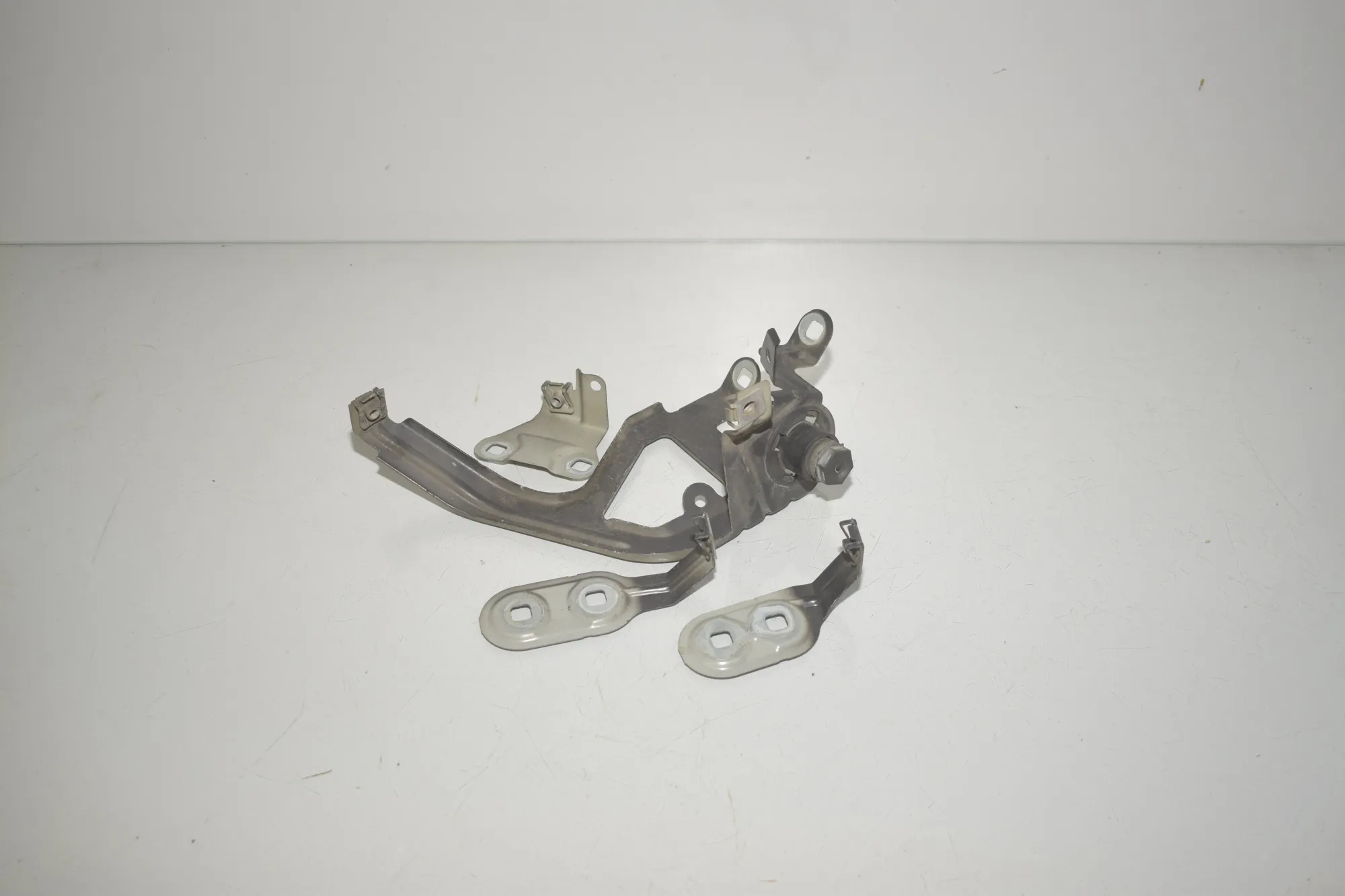 Front Left Fender Holder – OEM 7207209 · BMW 5 Touring (F11) 530 d 2011