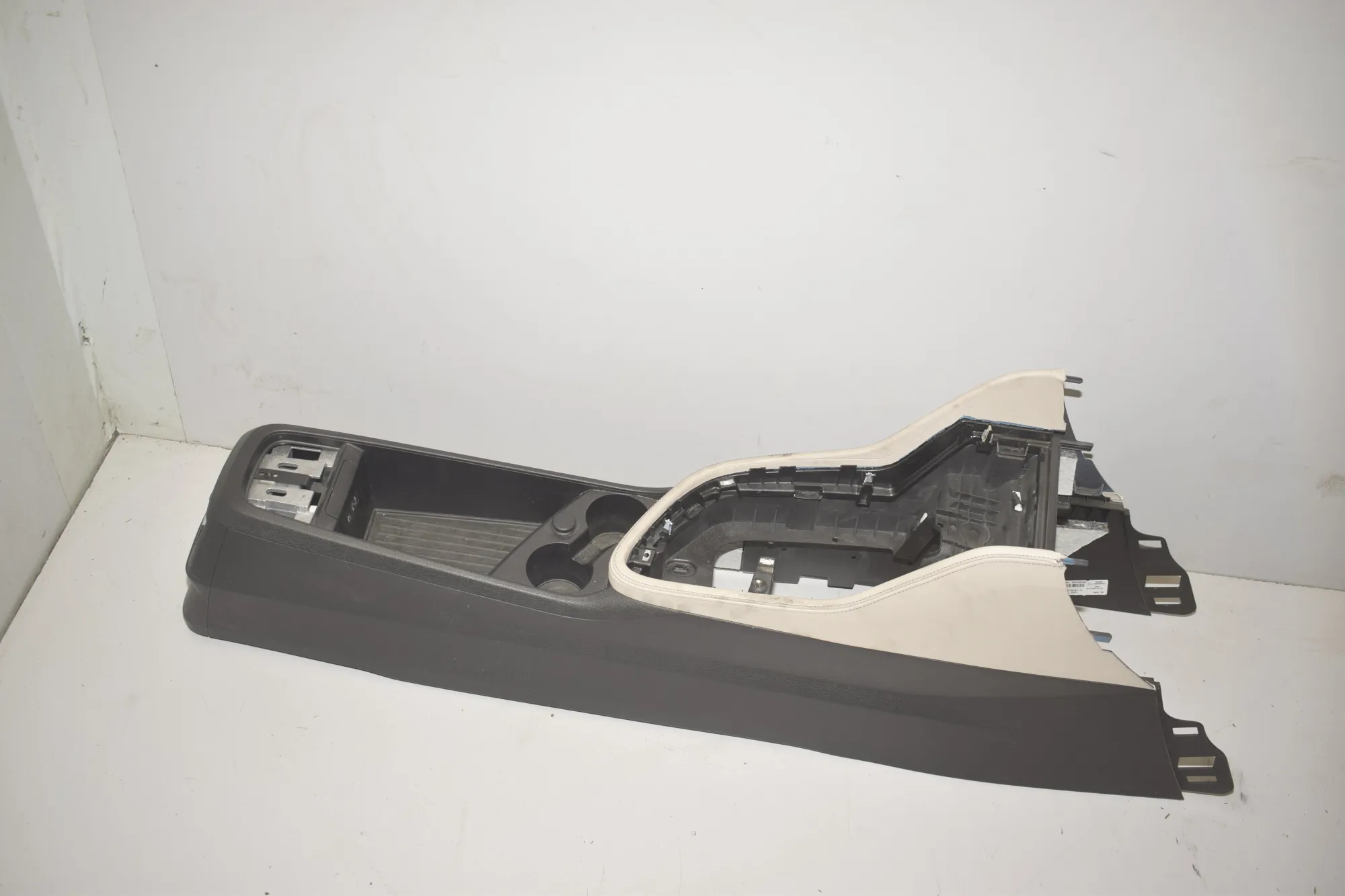 Center Console – OEM 9319575 · BMW 2 Active Tourer (F45) 220 d xDrive 2014