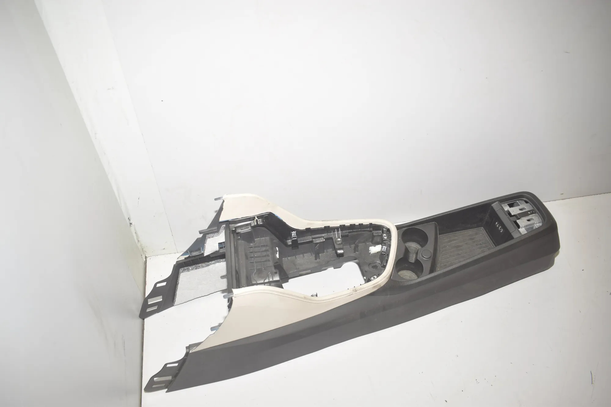 Center Console – OEM 9319575 · BMW 2 Active Tourer (F45) 220 d xDrive 2014 – 5