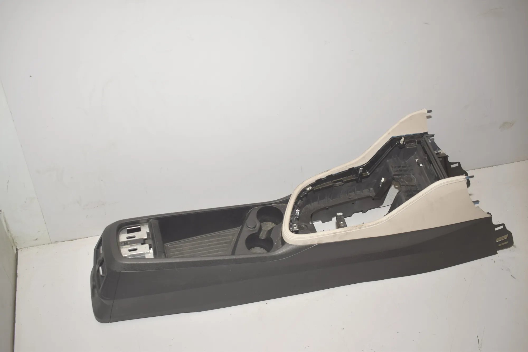 Center Console – OEM 9319575 · BMW 2 Active Tourer (F45) 220 d xDrive 2014 – 2