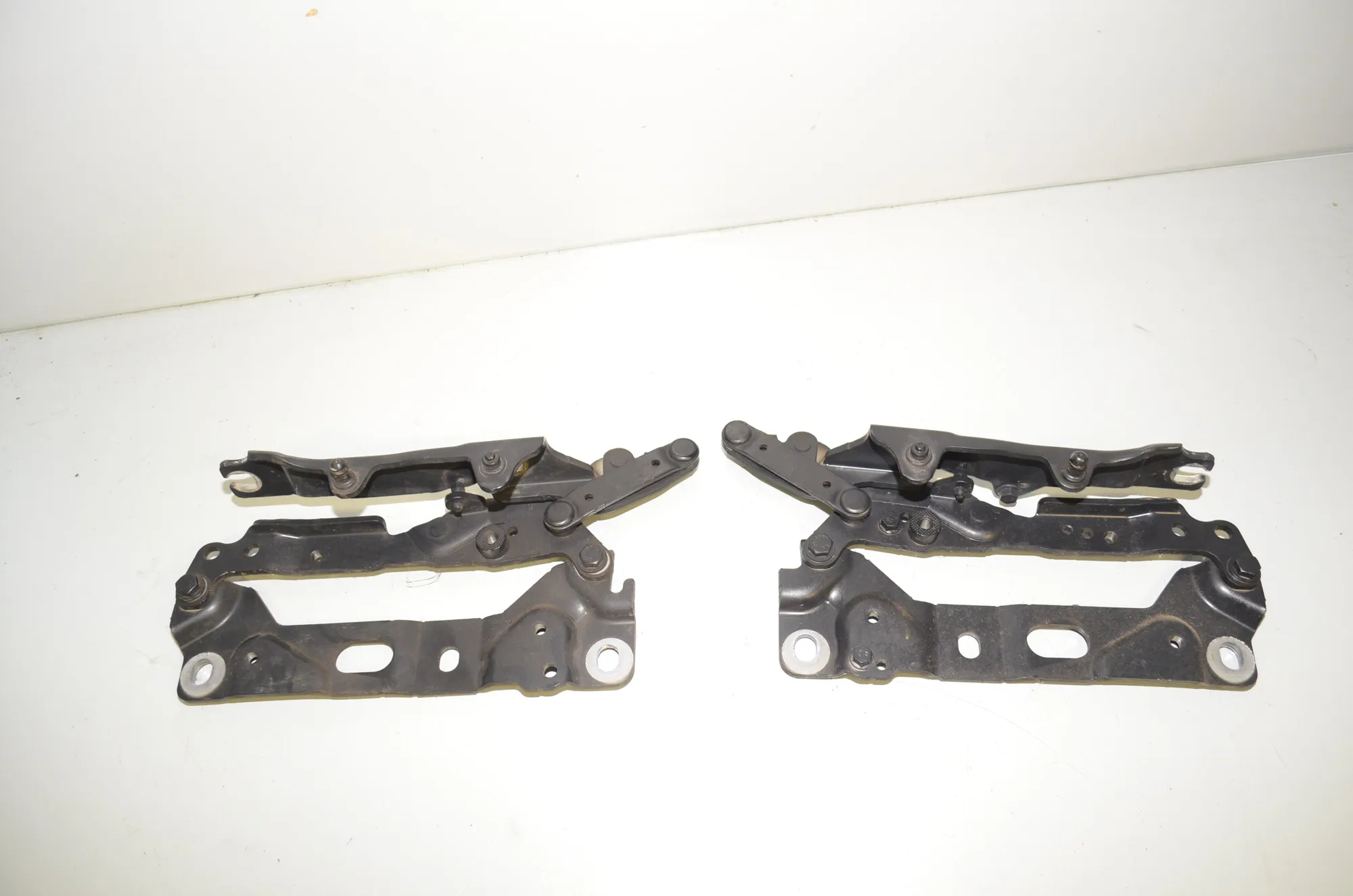 Front Right Bonnet Hinge – OEM 7184189 · BMW 7 (F01, F02) 730 d 2011 – 2