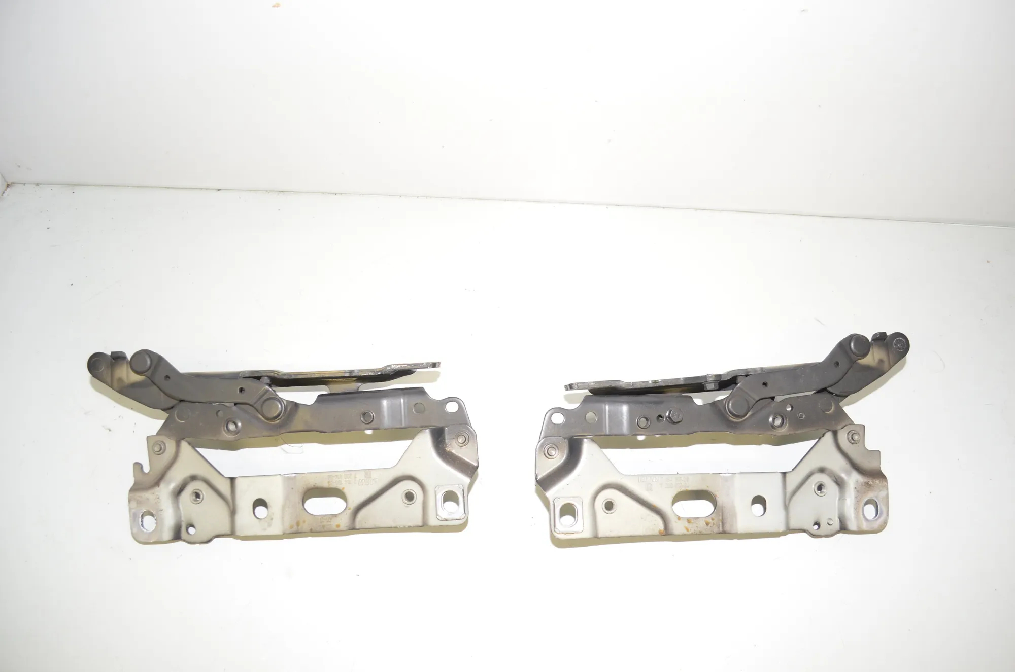 Front Right Bonnet Hinge – OEM 7184189 · BMW 7 (F01, F02) 730 d 2011 – 4