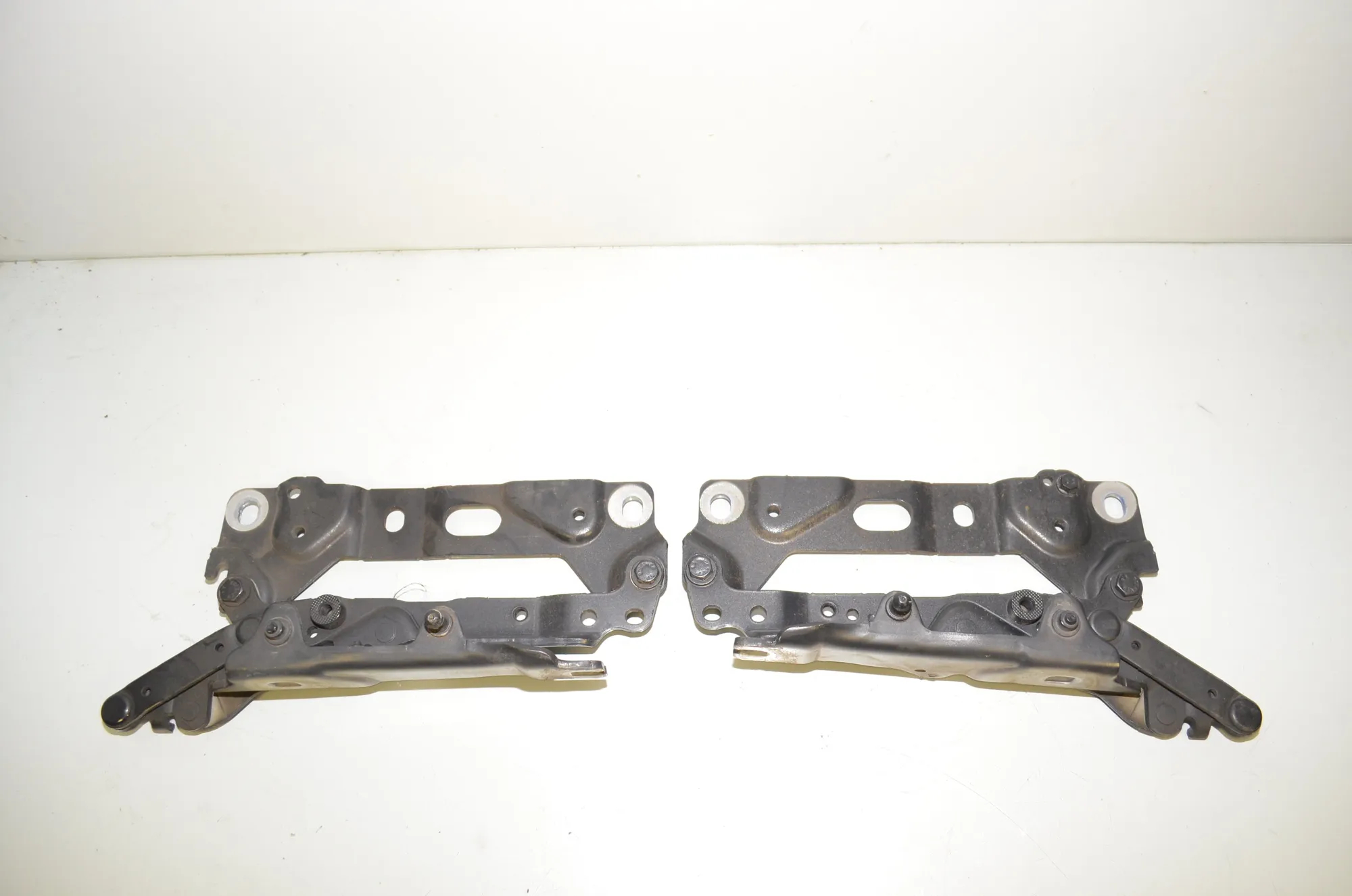 Front Right Bonnet Hinge – OEM 7184189 · BMW 7 (F01, F02) 730 d 2011