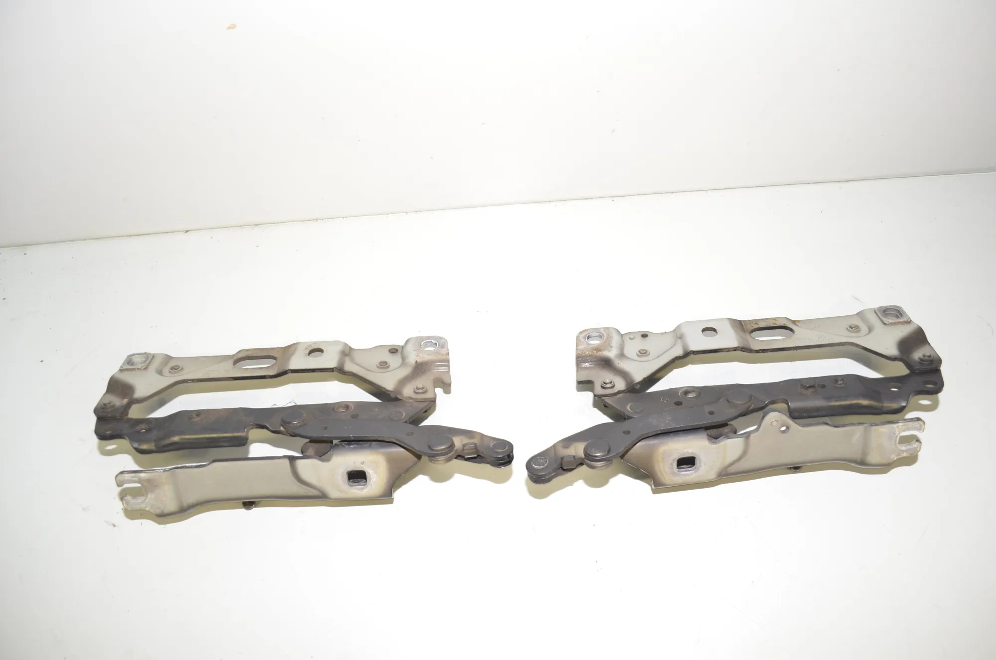 Front Right Bonnet Hinge – OEM 7184189 · BMW 7 (F01, F02) 730 d 2011 – 3