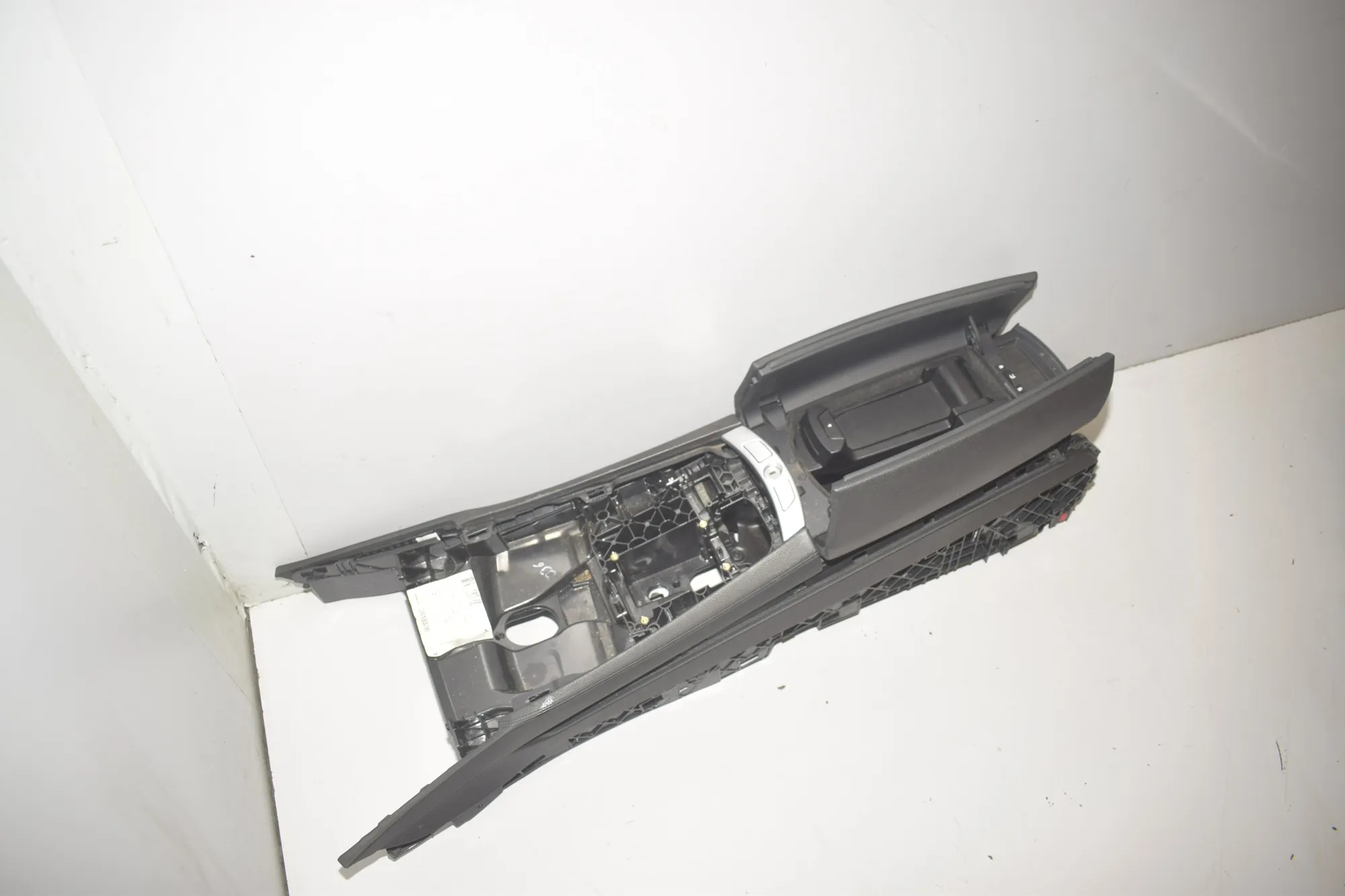 Center Console – OEM 9112677 · BMW 7 (F01, F02) 730 d 2011 – 3