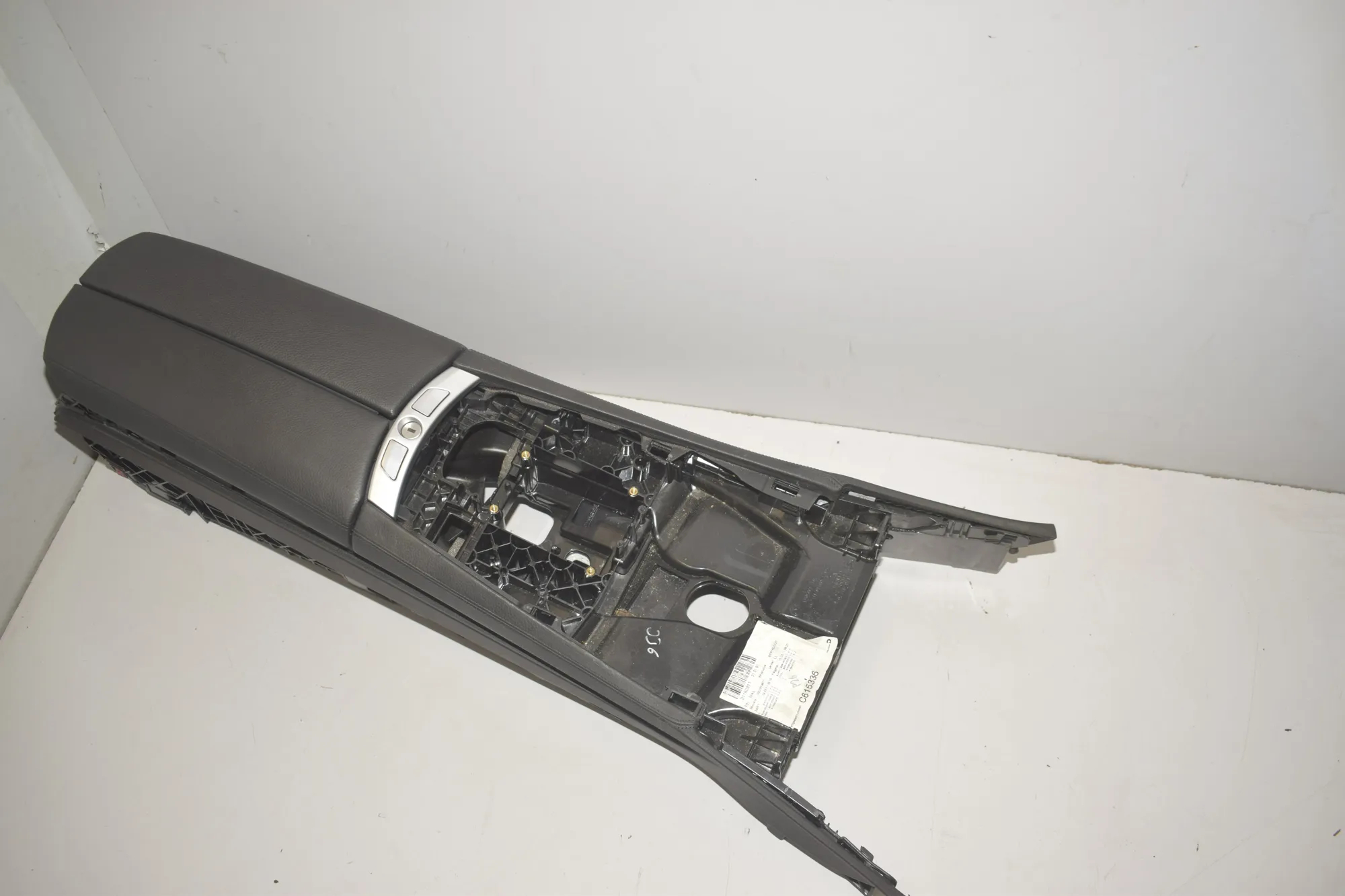 Center Console – OEM 9112677 · BMW 7 (F01, F02) 730 d 2011 – 5