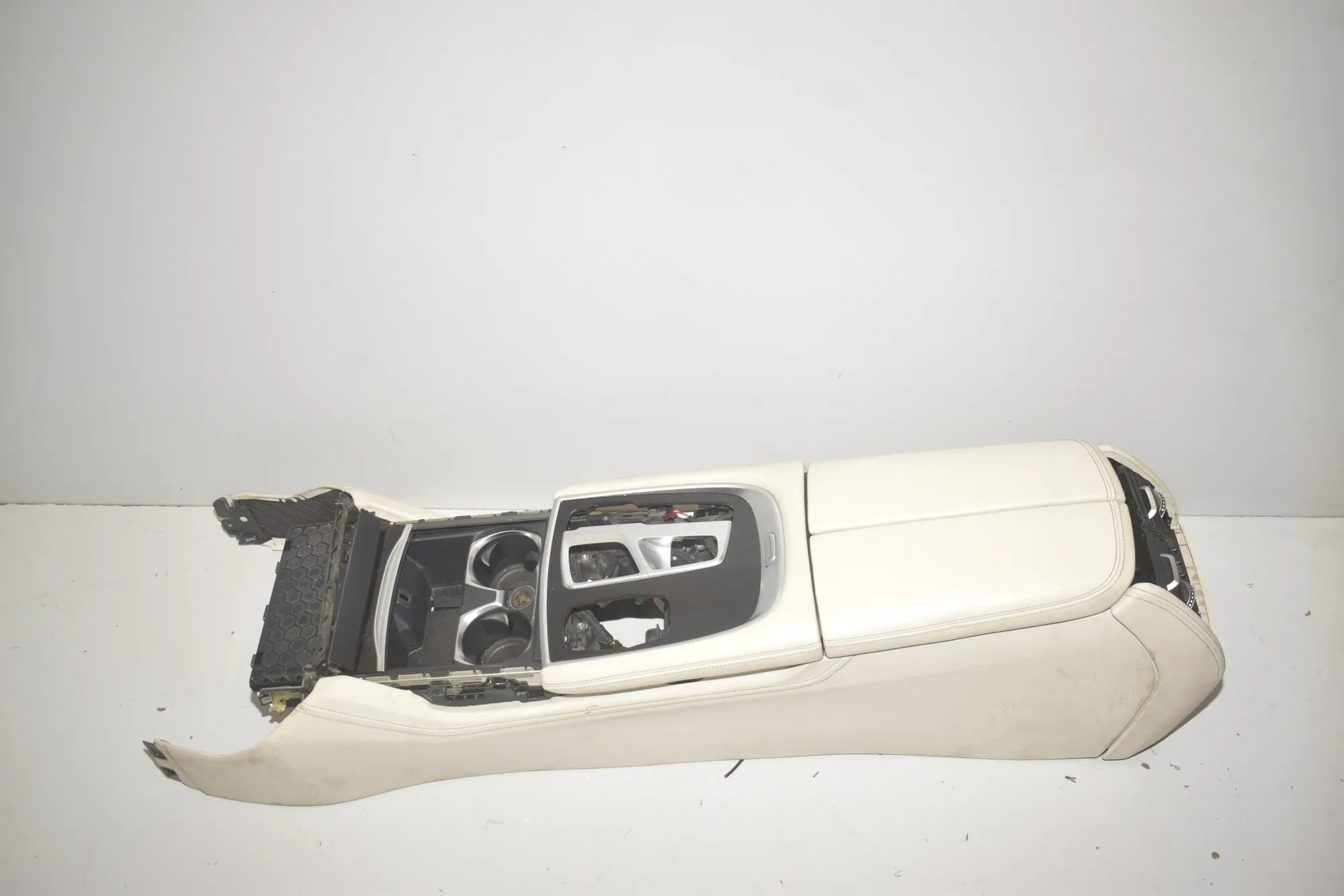 Center Console – OEM 105847704C · BMW 7 (G11, G12) BMW 7 (G11, G12) 730 d 2017
