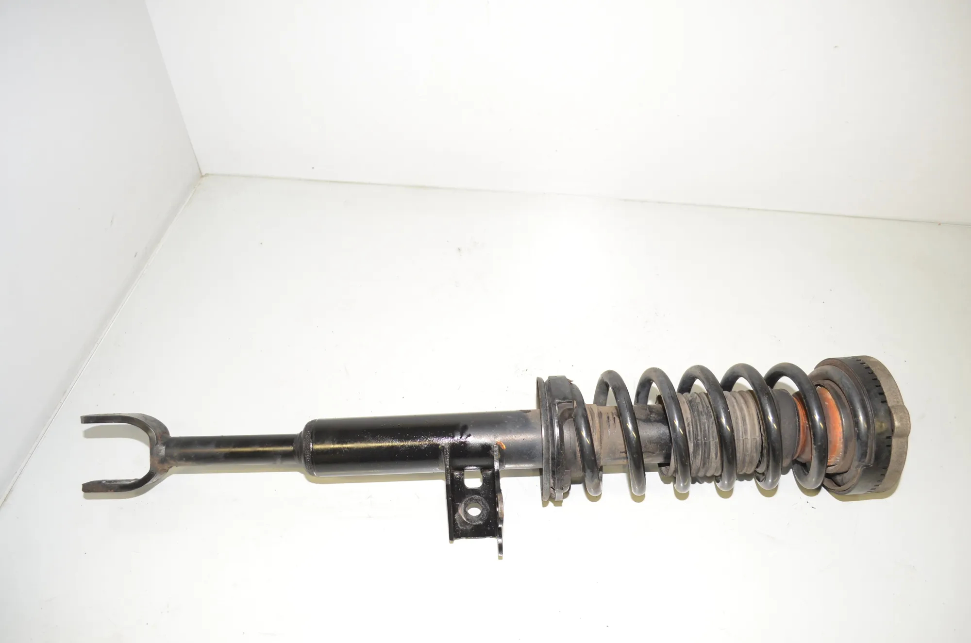 Front Right Shock Absorber – OEM 6797768 · BMW 5 Touring (F11) 530 d 2011 – 4
