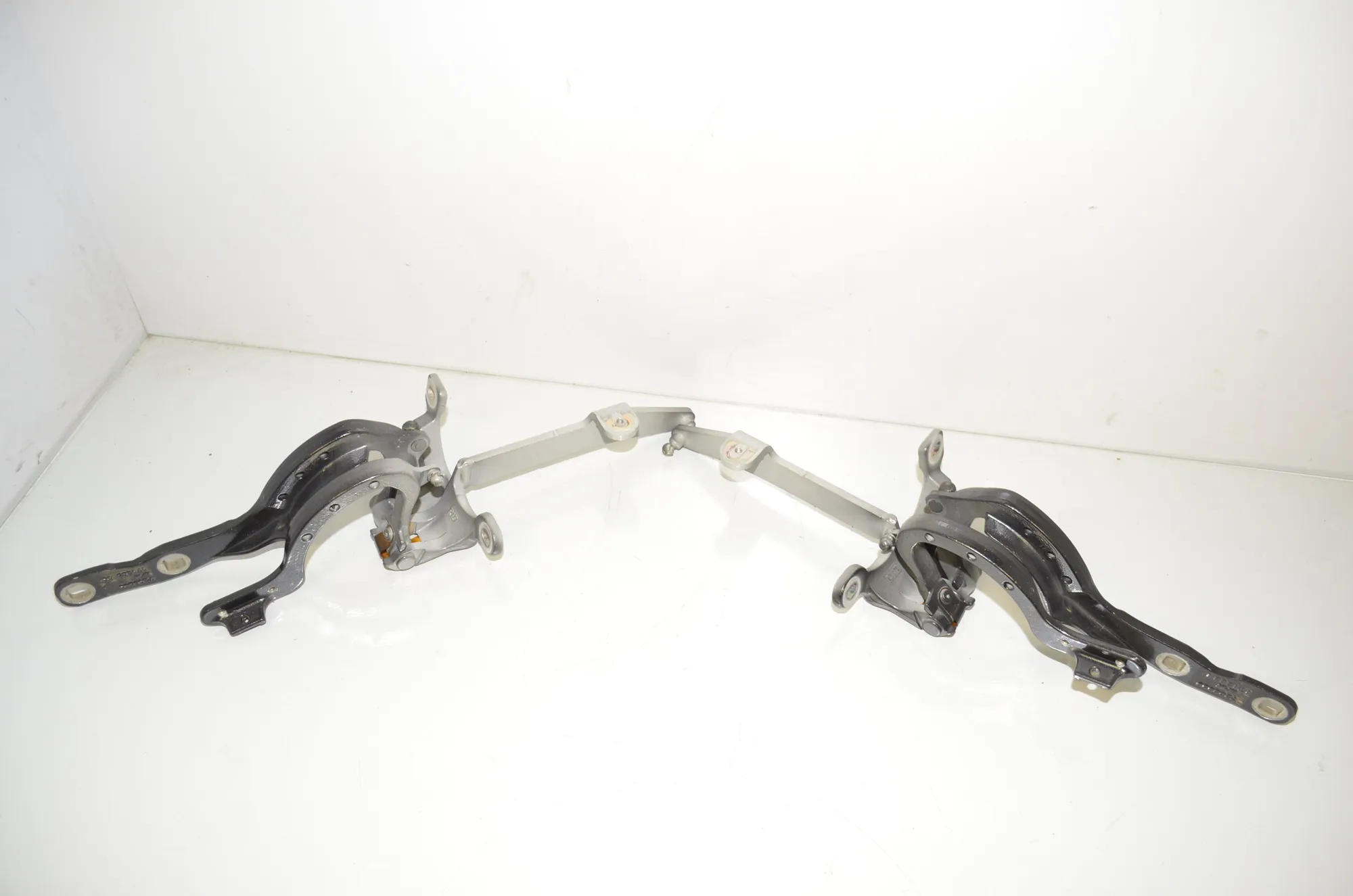 Right Side Bootlid Hinge – OEM 7206640 · BMW 5 Touring (F11) 530 d 2011 – 2