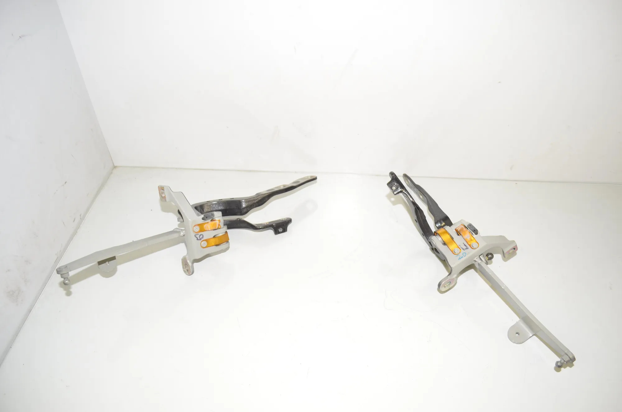 Right Side Bootlid Hinge – OEM 7206640 · BMW 5 Touring (F11) 530 d 2011 – 4