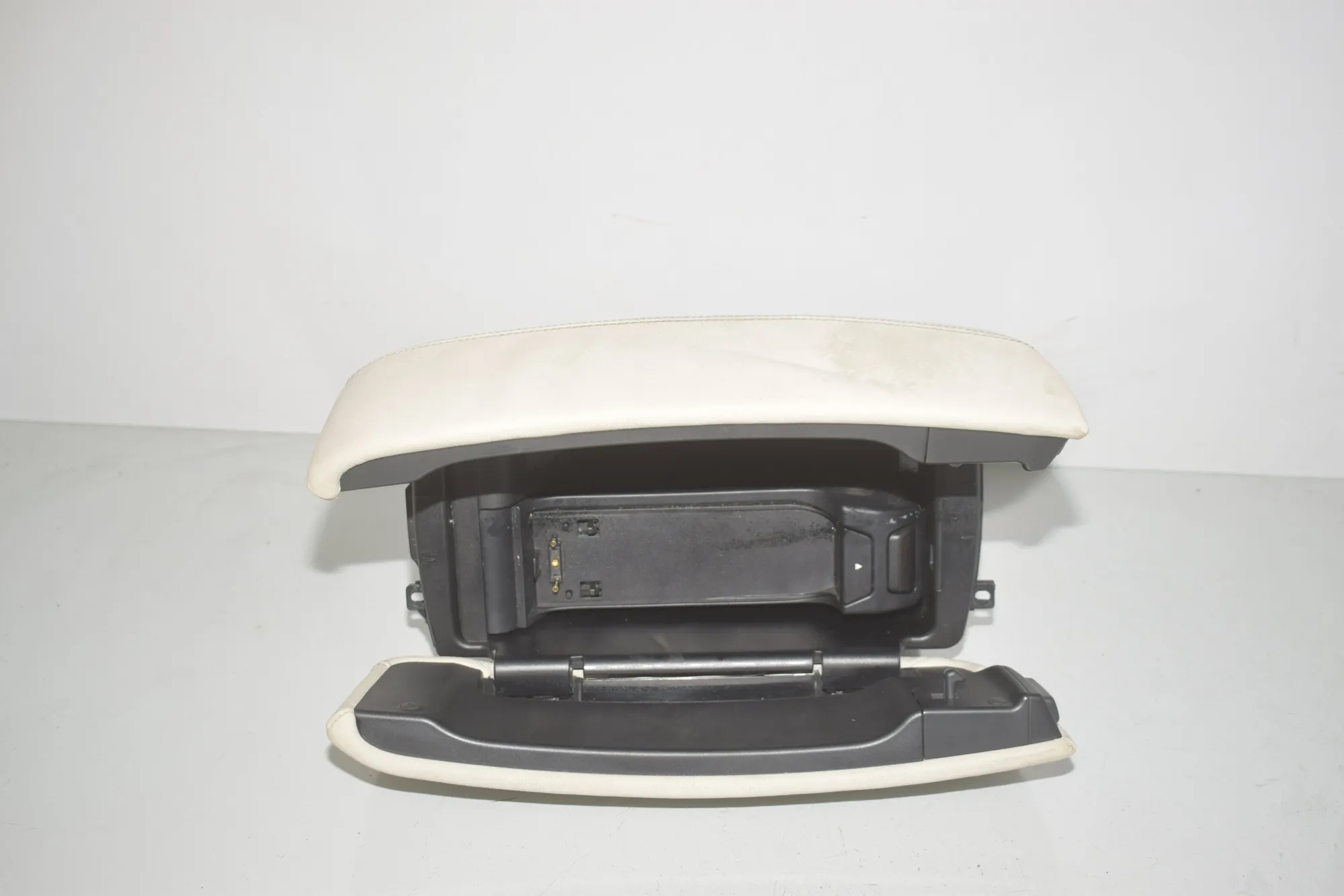 Armrest – OEM 9251992 · BMW X5 (F15, F85) xDrive 30 d 2015 – 5