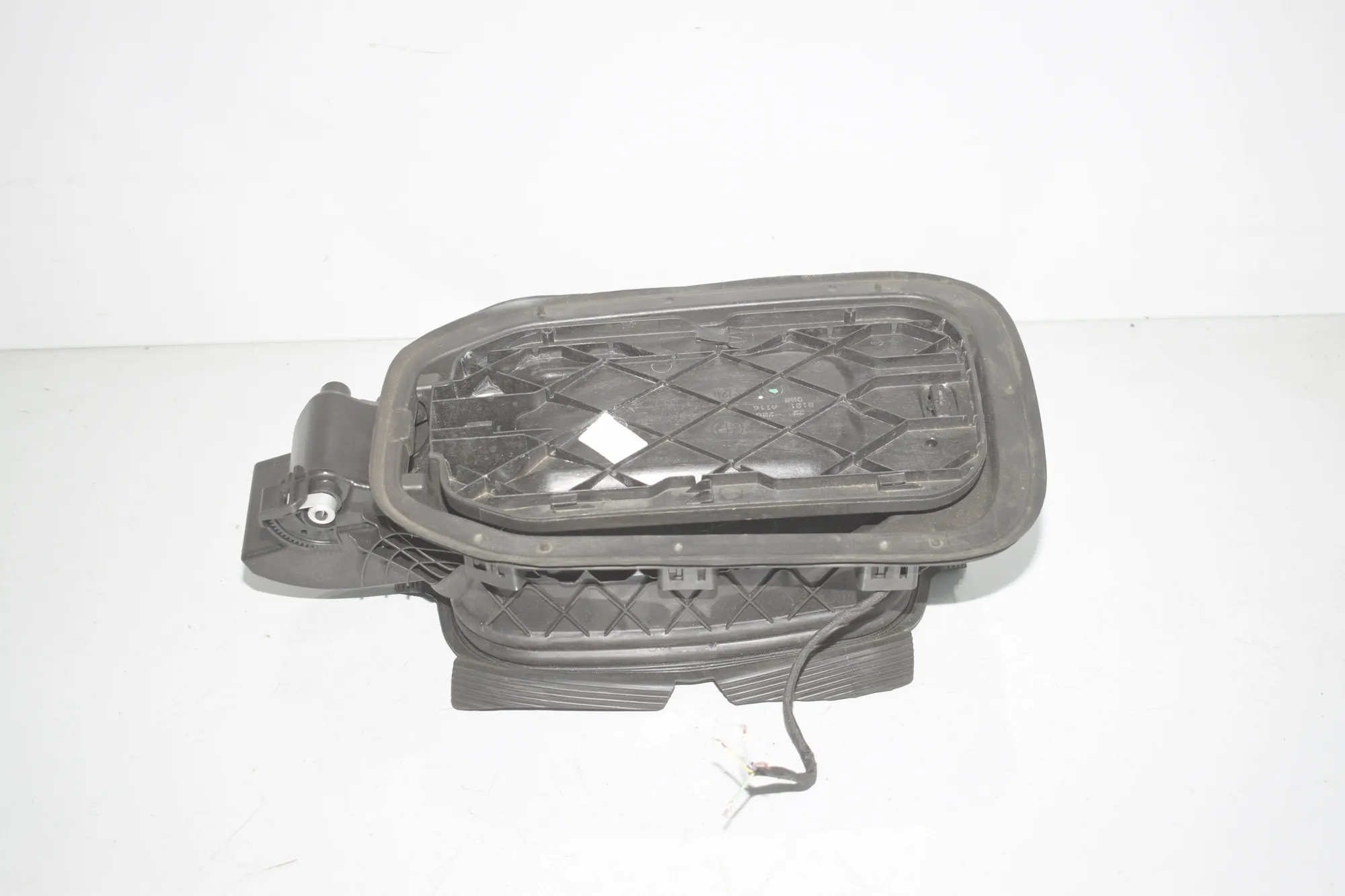 Fuel Tank Flap Cap – OEM 7953712 · BMW iX (I20) BMW iX (I20) xDrive 40 2022