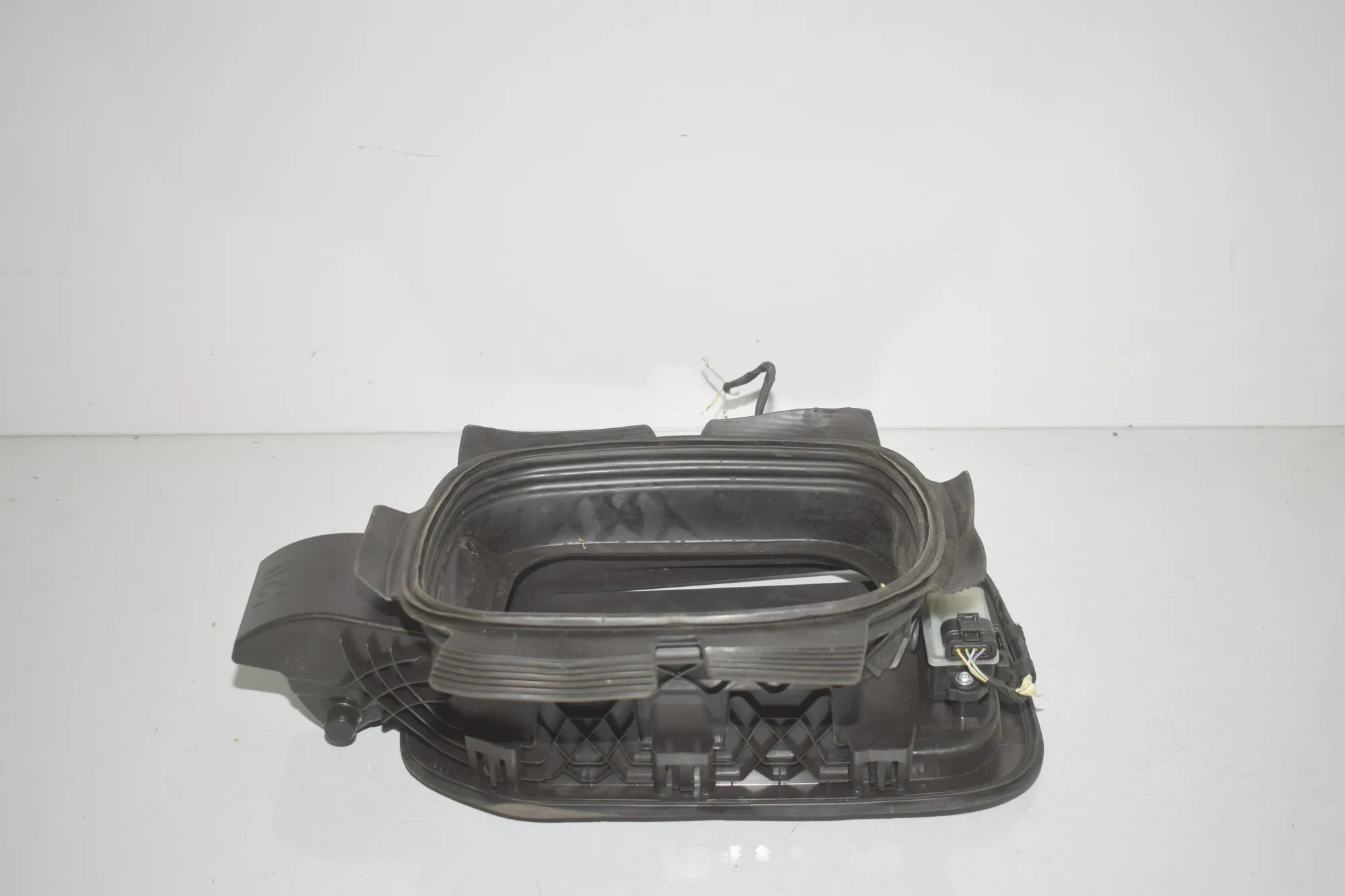 Fuel Tank Flap Cap – OEM 7953712 · BMW iX (I20) BMW iX (I20) xDrive 40 2022 – 3