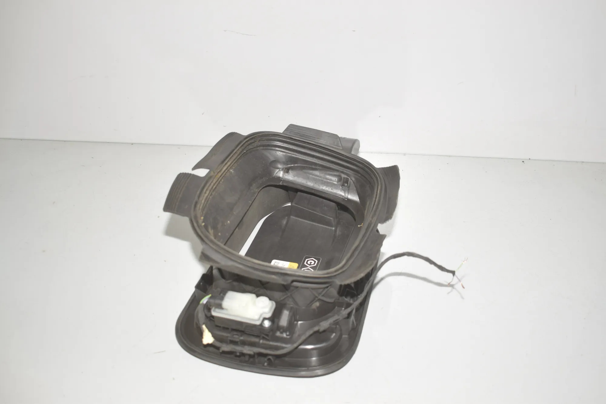 Fuel Tank Flap Cap – OEM 7953712 · BMW iX (I20) BMW iX (I20) xDrive 40 2022 – 4