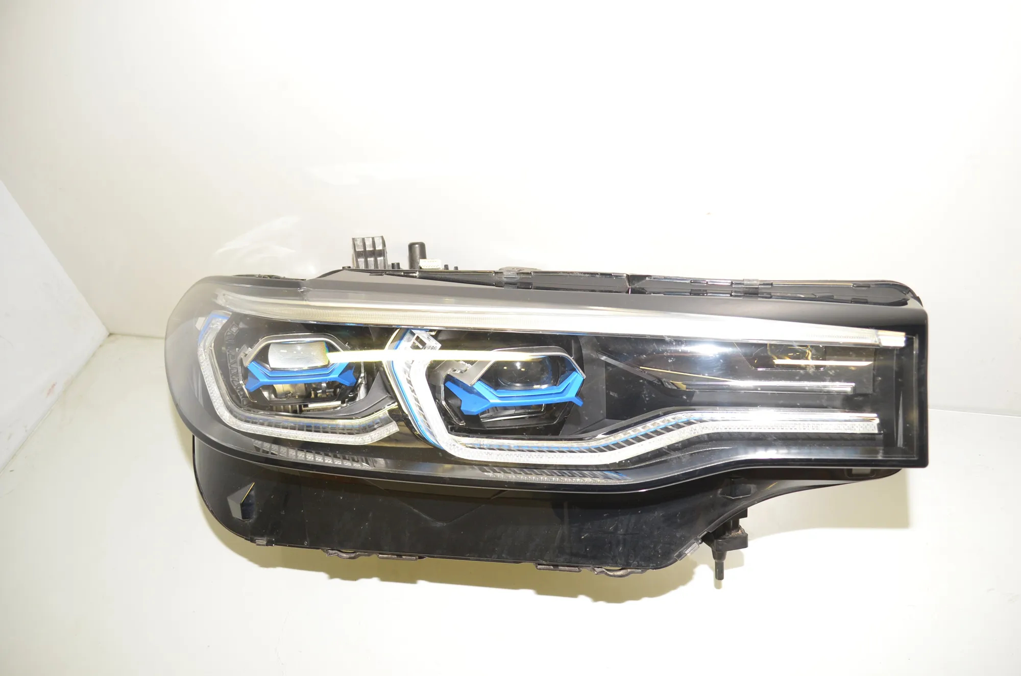Front Right Headlight – OEM 7933324 · BMW X7 (G07) BMW X7 (G07) xDrive 30 d 2022