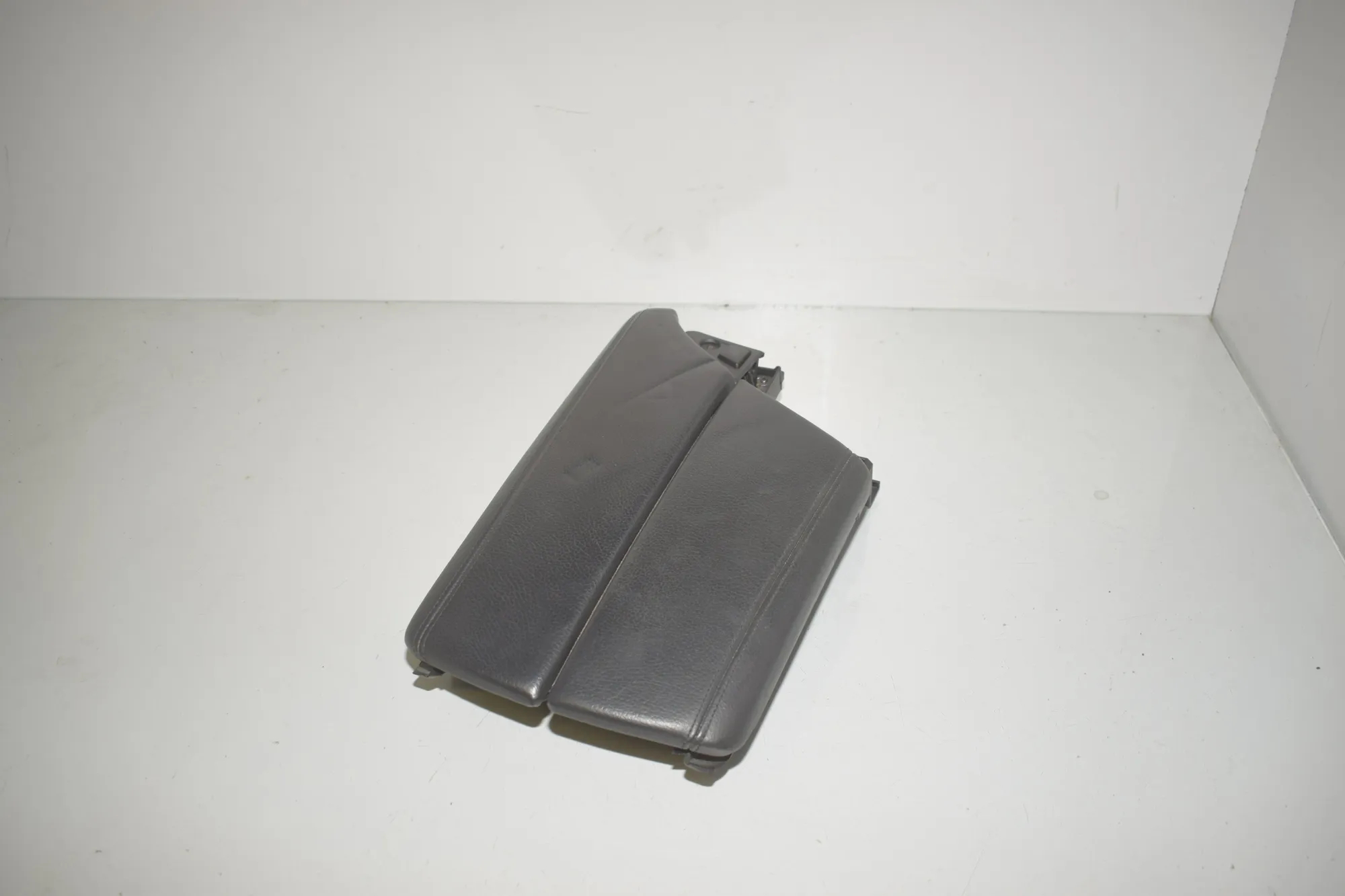 Center Console Trim – OEM 1600085 · BMW 5 Touring (F11) 530 d xDrive 2011 – 4