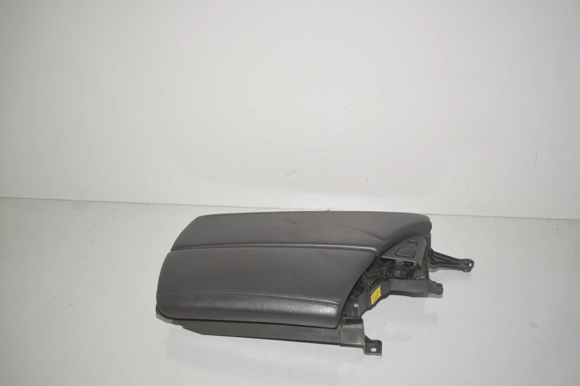 Center Console Trim – OEM 1600085 · BMW 5 Touring (F11) 530 d xDrive 2011