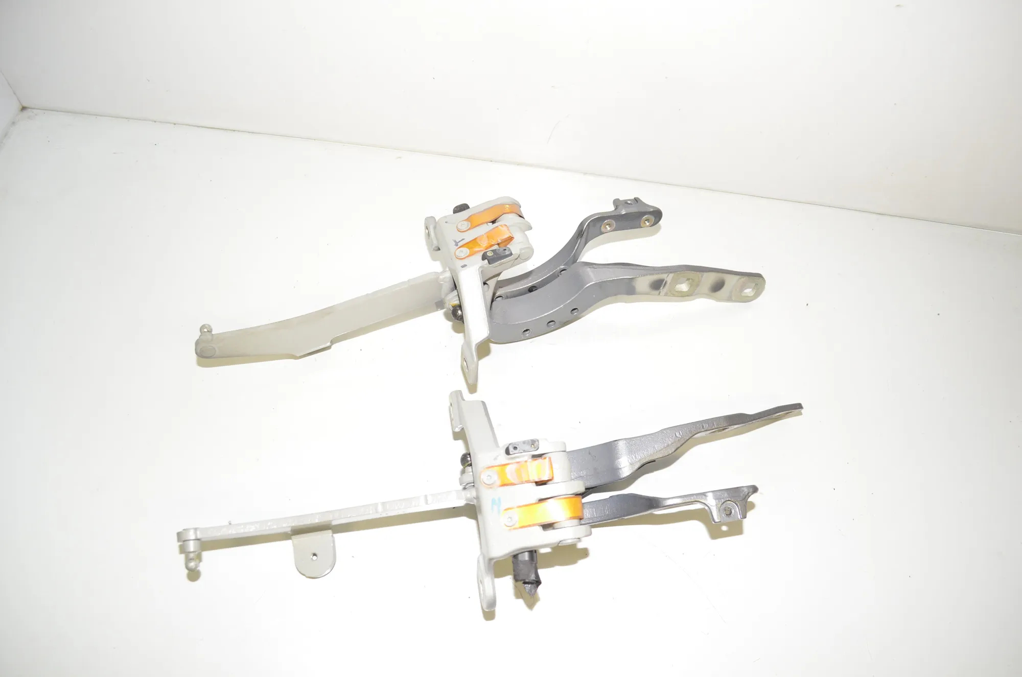 Right Side Bootlid Hinge – OEM 7206640 · BMW 5 Touring (F11) 530 d xDrive 2011 – 4