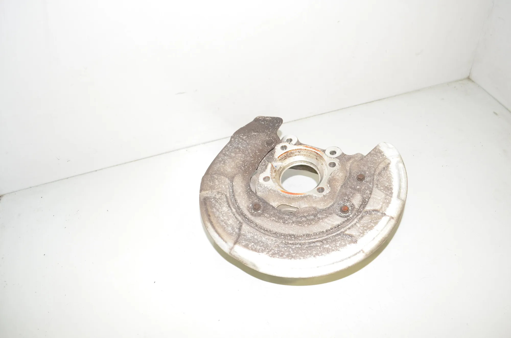 Rear Left Wheel Hub Spindle – OEM 6861137 · BMW 5 Touring (G31) (2017 - -) 520 d 2021 – 2