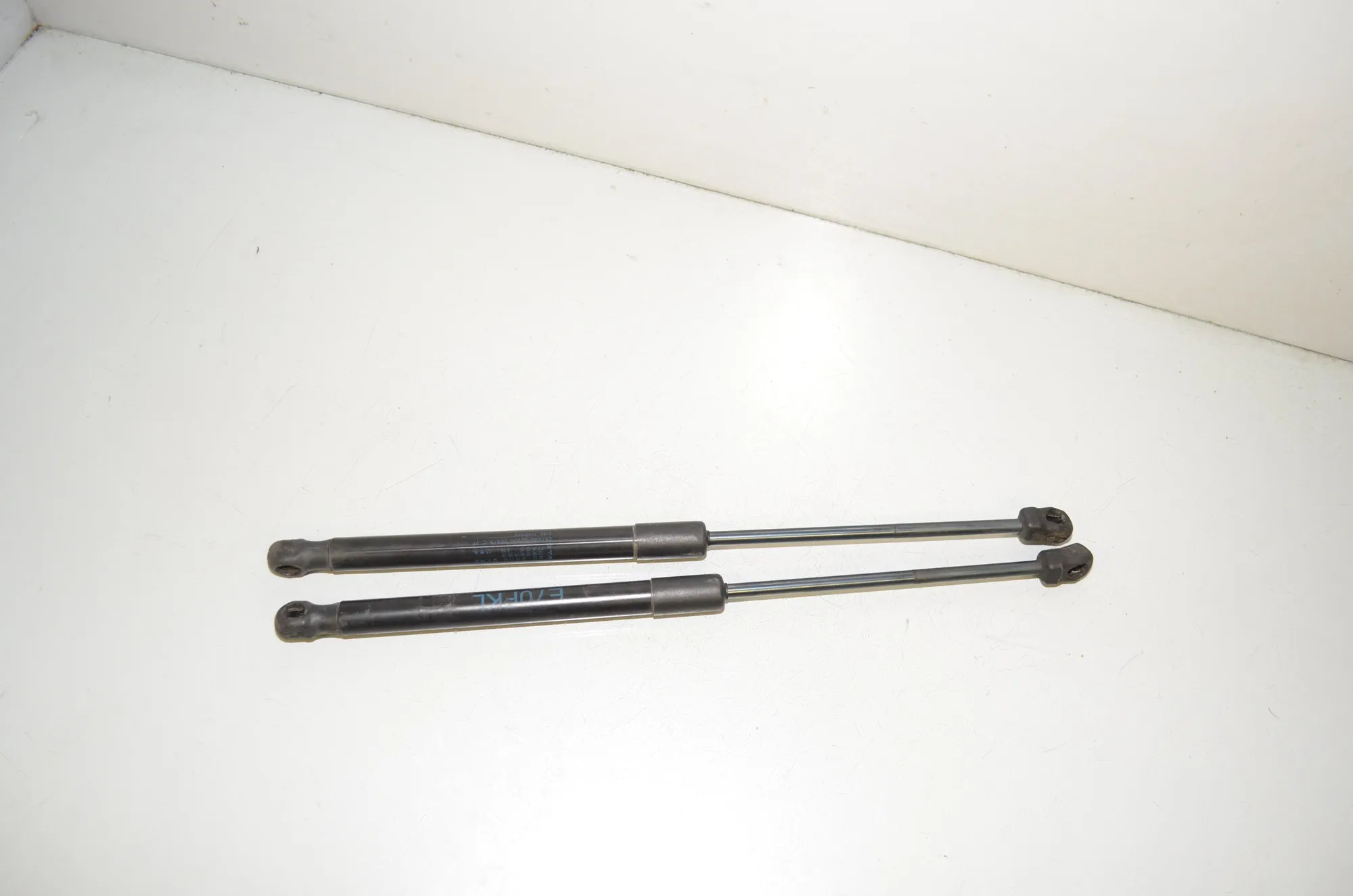 Front Left Bonnet Strut – OEM 7148346 · BMW X5 (E70) xDrive 30 d 2011 – 3