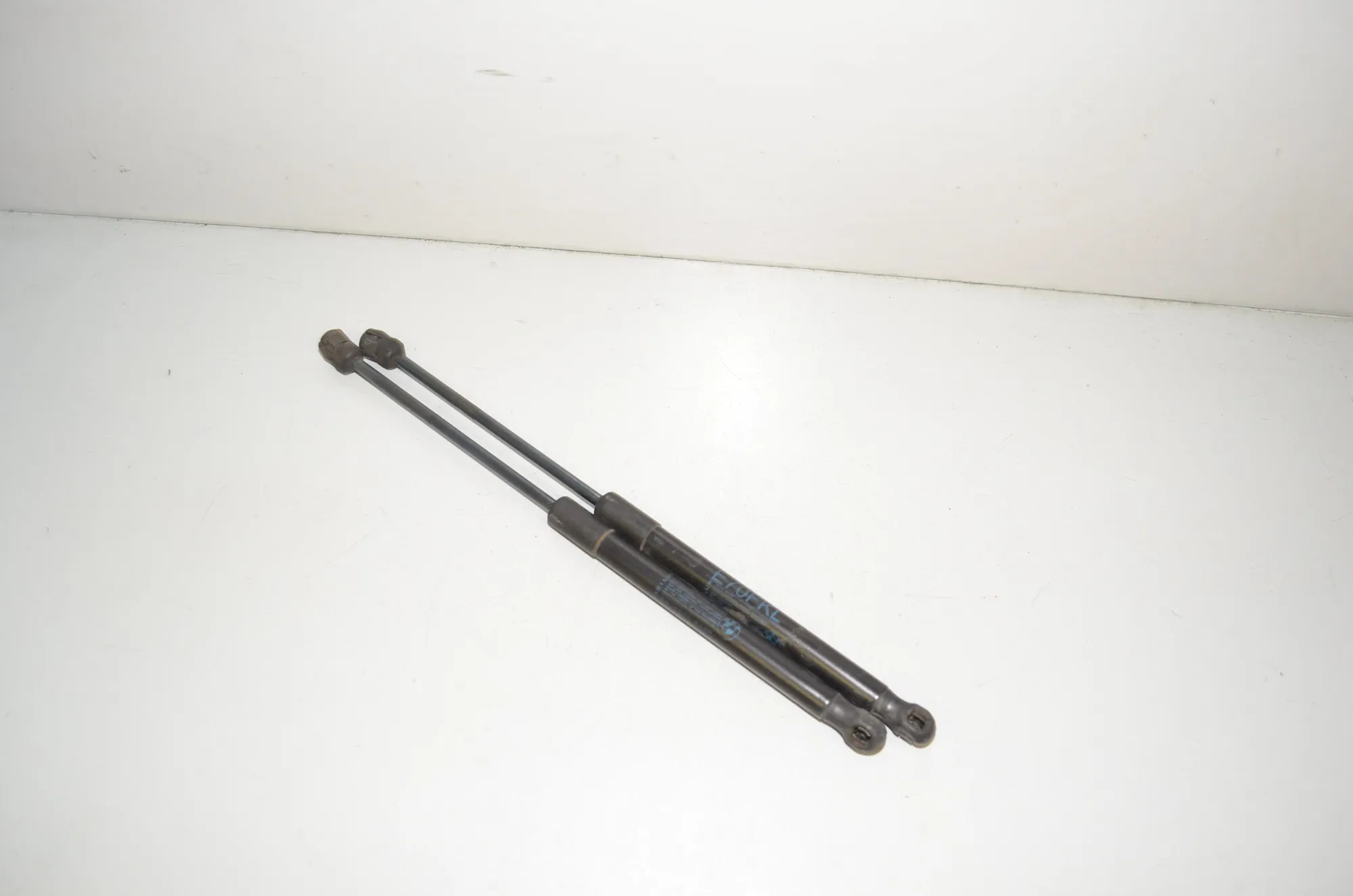 Front Left Bonnet Strut – OEM 7148346 · BMW X5 (E70) xDrive 30 d 2011 – 2