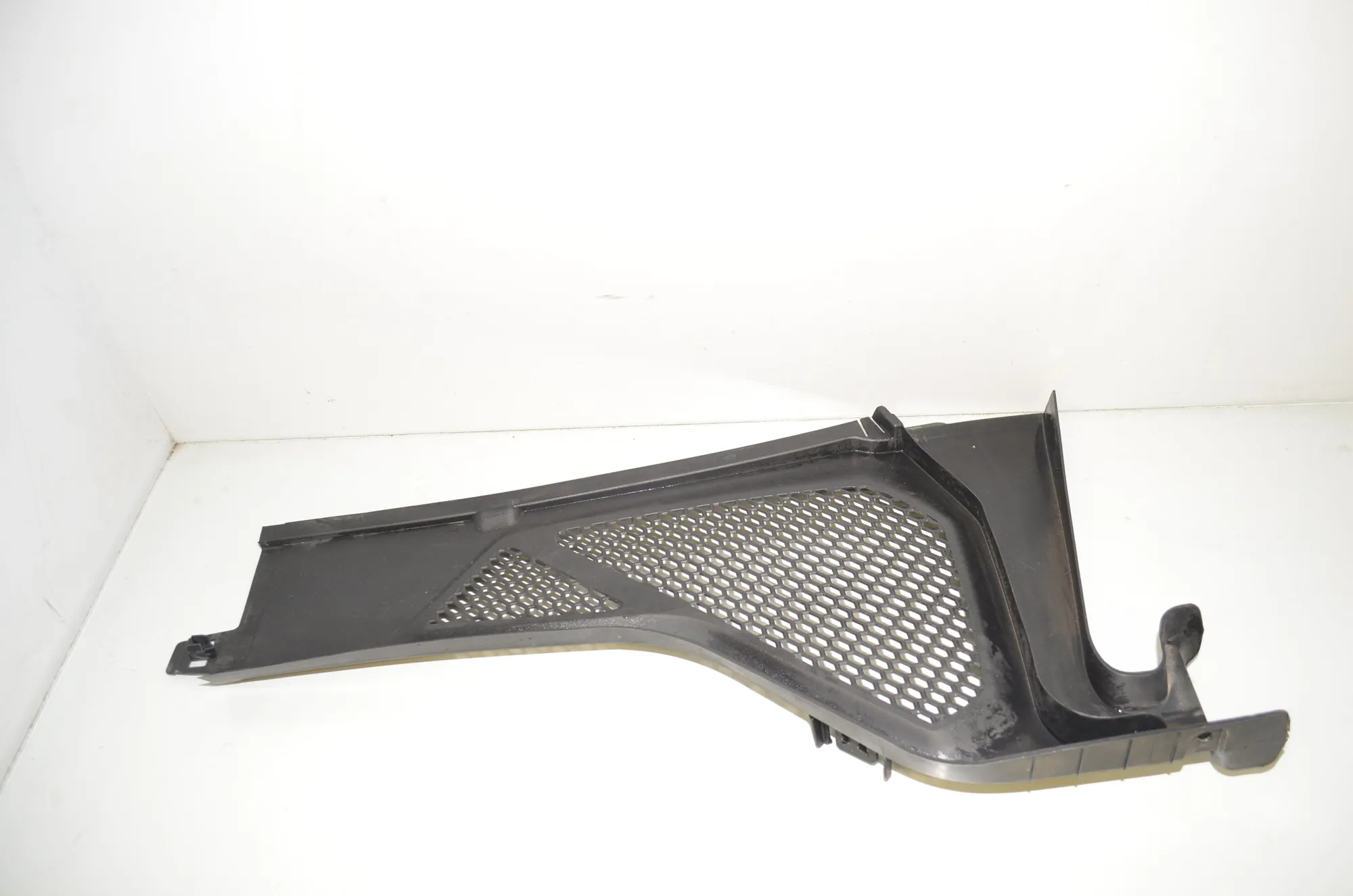 Front Wiper Cowl Trim – OEM 9245593 · BMW X5 (F15, F85) M 50 d 2017