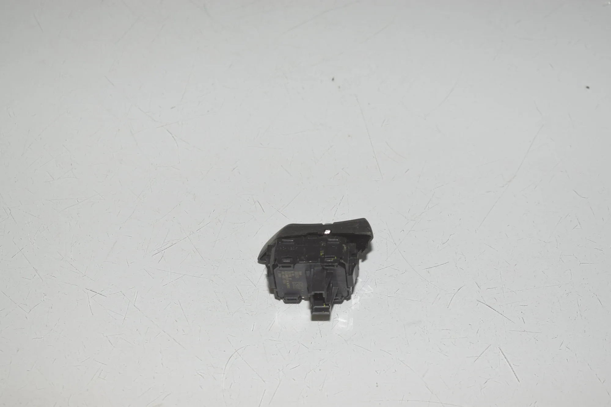 Door unlock/lock buttons – OEM 6801351 · BMW X5 (F15, F85) M 50 d 2017 – 2