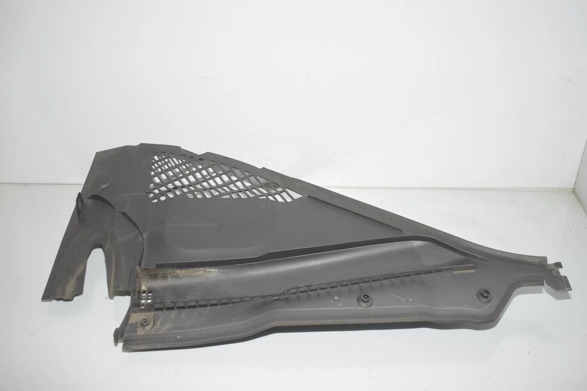 Other Trim Parts – OEM 9353043 · BMW 3 (F30, F80) 330 d xDrive 2015