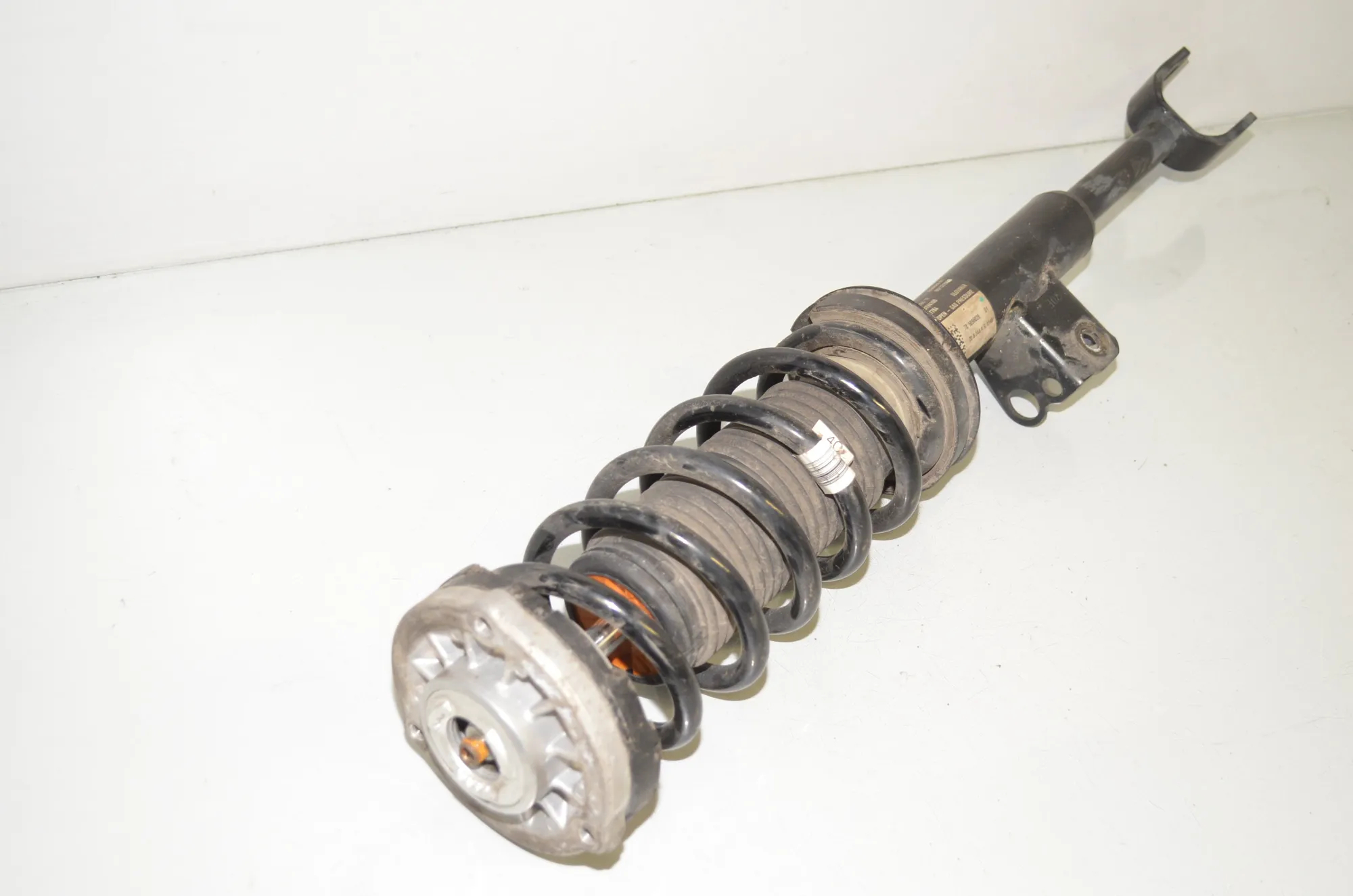 Front Right Shock Absorber – OEM 6896026 · BMW 5 Touring (G31) (2017 - -) 520 d 2021 – 2
