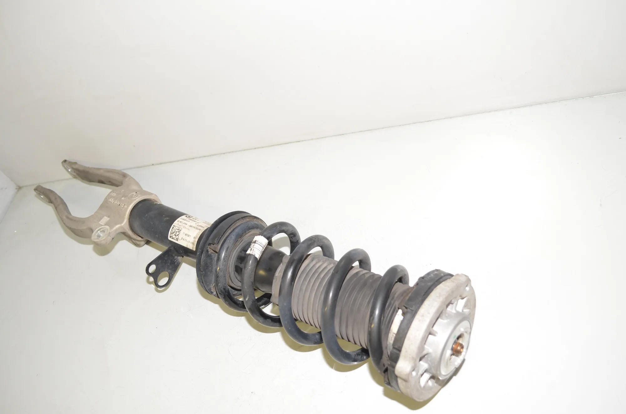 Front Left Shock Absorber – OEM 6875621 · BMW 5 (G30) (2016 - -) M 550 d xDrive 2017 – 2