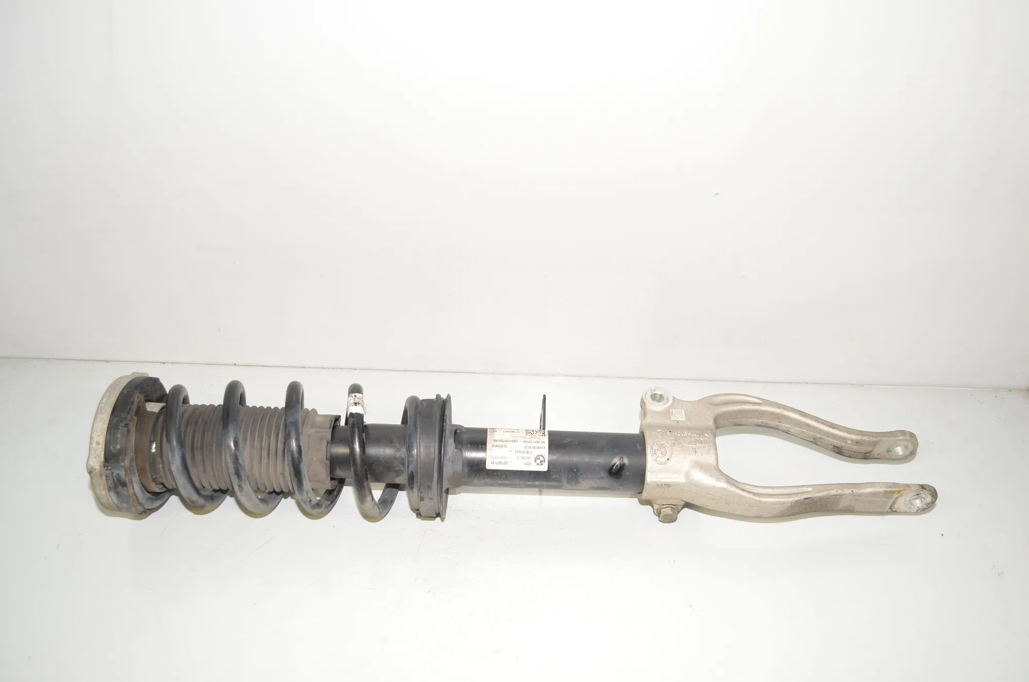 Front Left Shock Absorber – OEM 6875621 · BMW 5 (G30) (2016 - -) M 550 d xDrive 2017 – 3