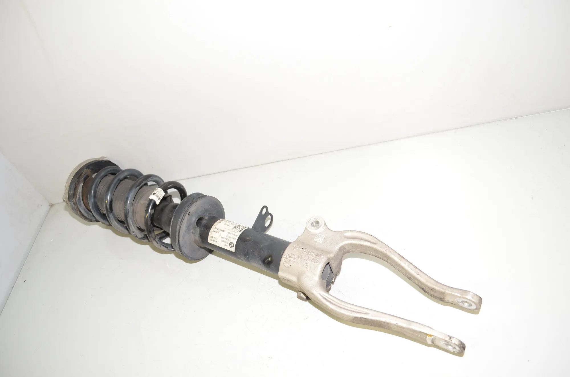 Front Left Shock Absorber – OEM 6875621 · BMW 5 (G30) (2016 - -) M 550 d xDrive 2017 – 4