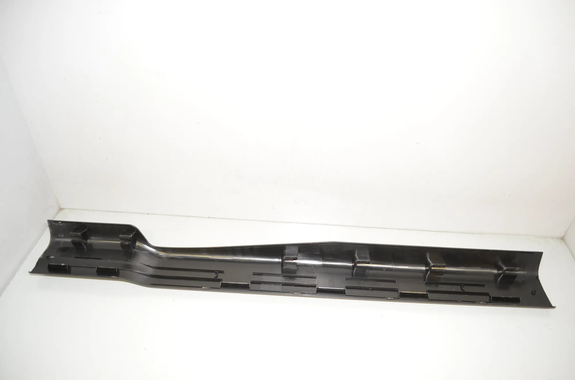 Front Right Interior Step Trim – OEM 7272380 · BMW i3 (I01) Electric 2019 – 3