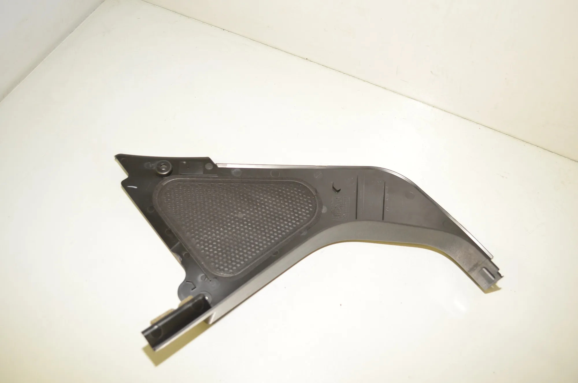 Front Right Interior Step Trim – OEM 7272418 · BMW i3 (I01) Electric 2019 – 4